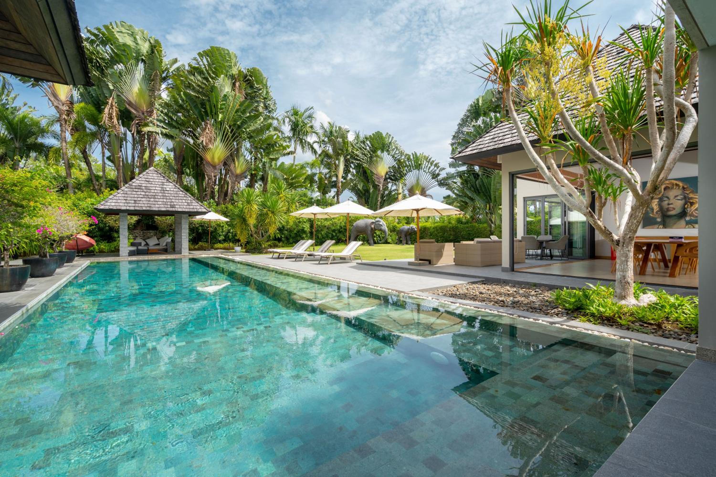 Villa C 20-meter long swimming pool and large courtyard villa