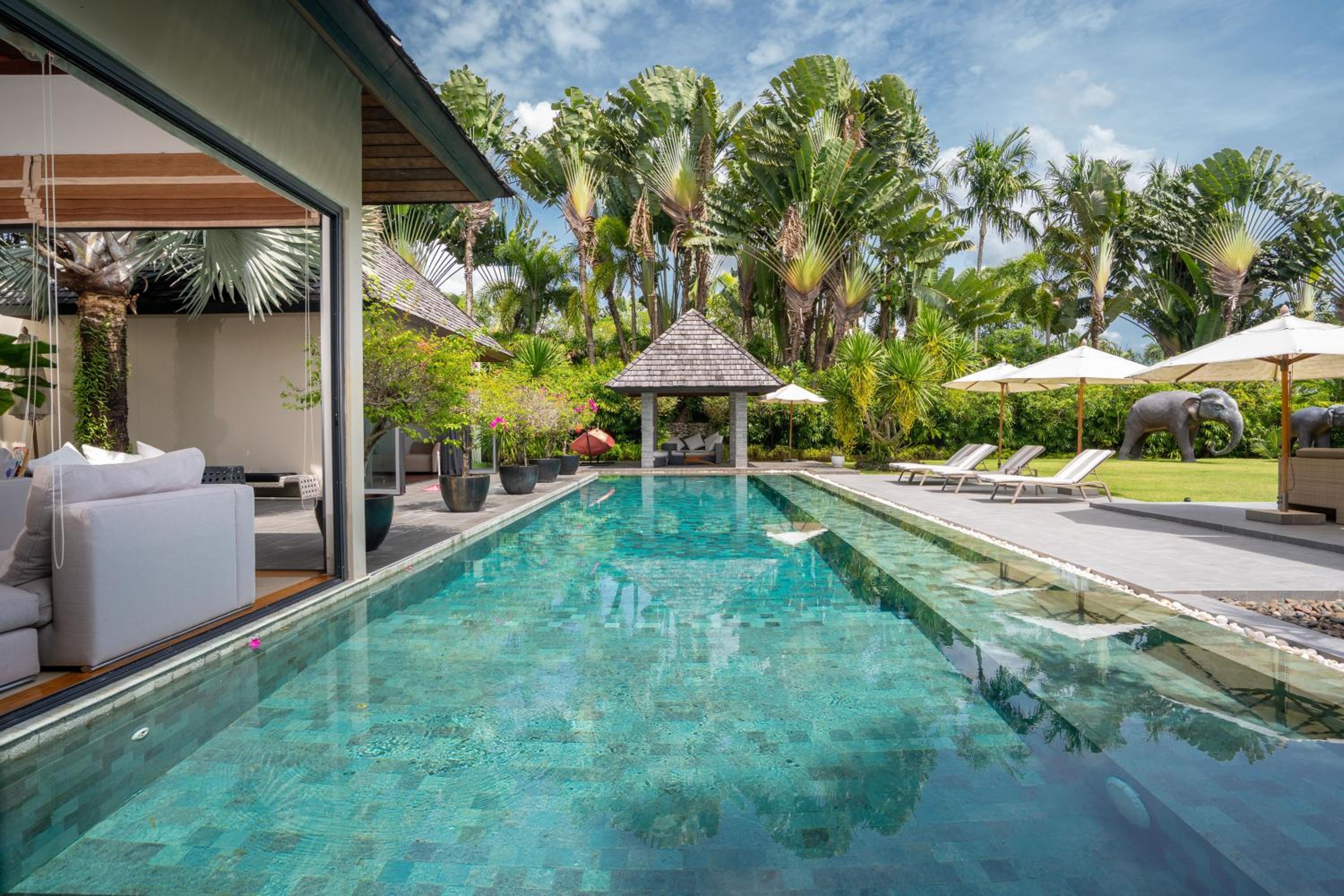 Villa C 20-meter long swimming pool and large courtyard villa