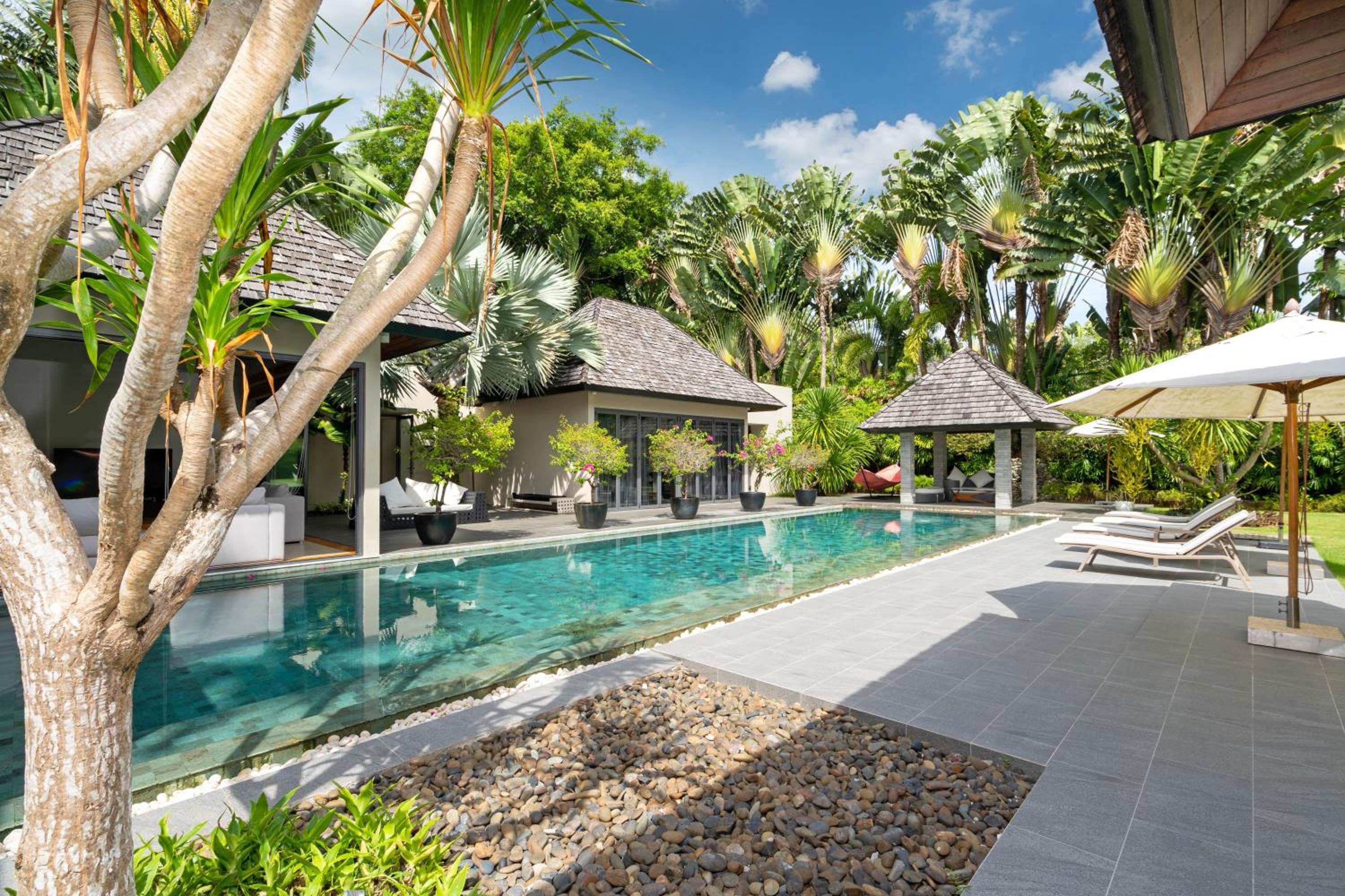 Villa C 20-meter long swimming pool and large courtyard villa