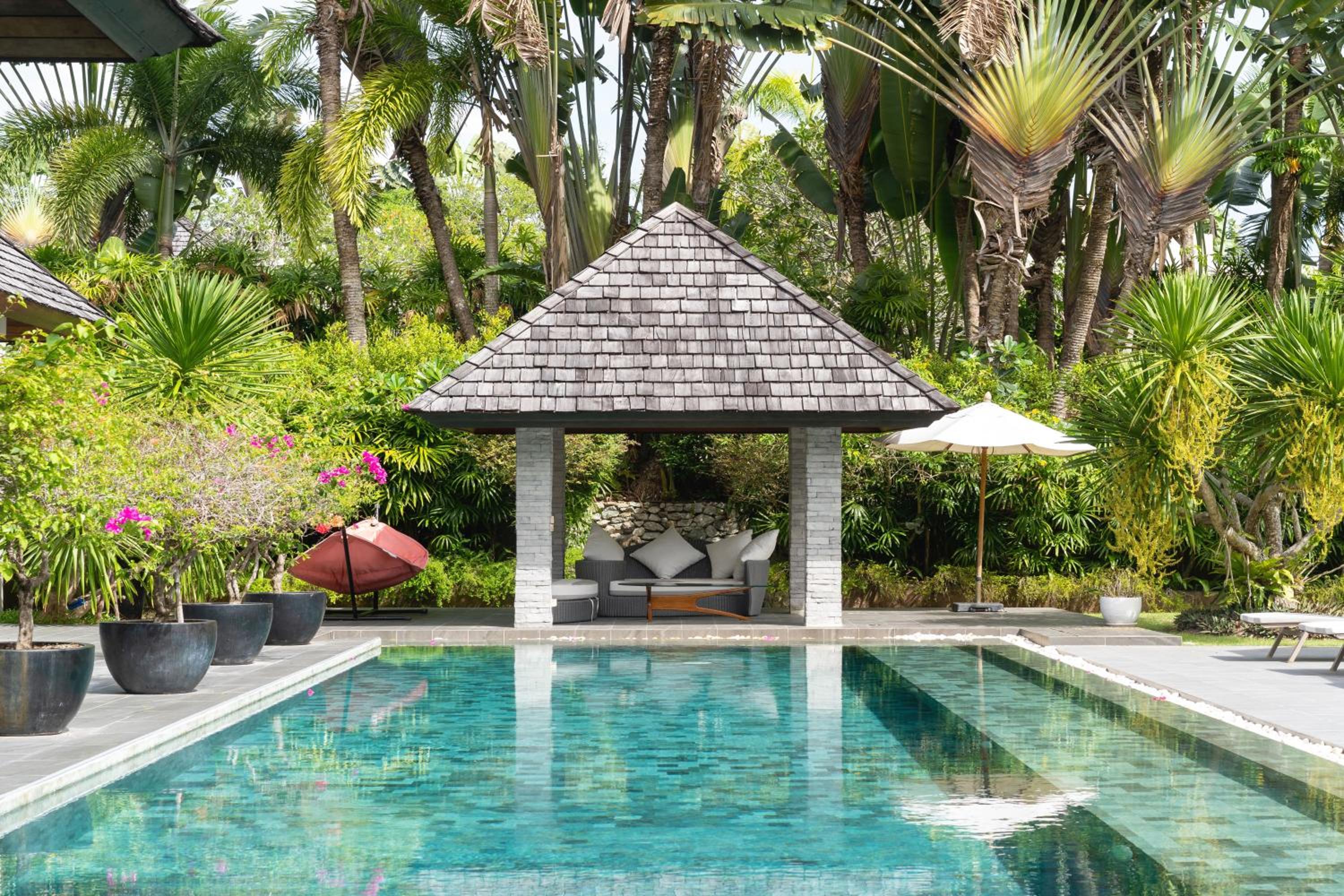 Villa C 20-meter long swimming pool and large courtyard villa