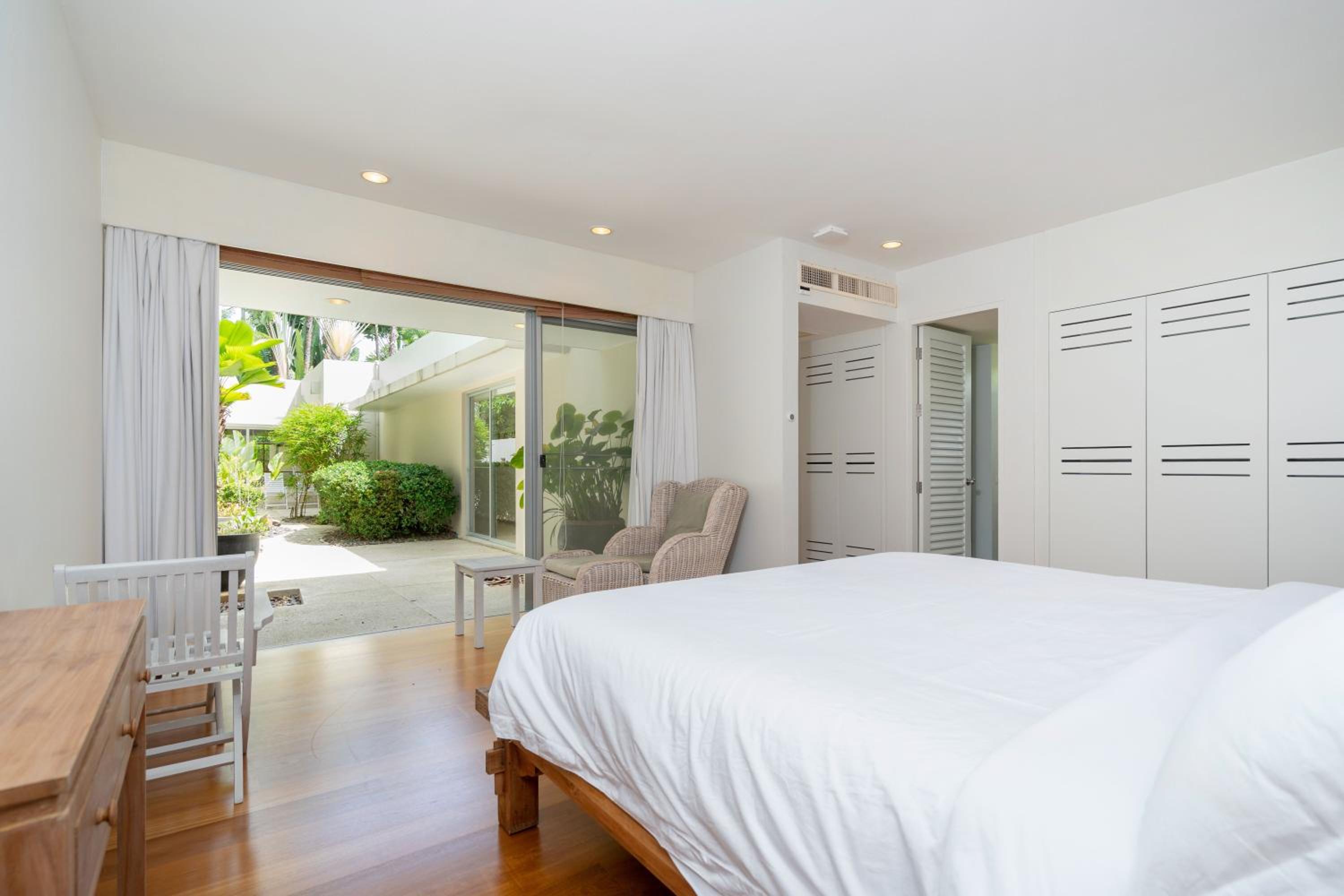 Villa C 20-meter long swimming pool and large courtyard villa