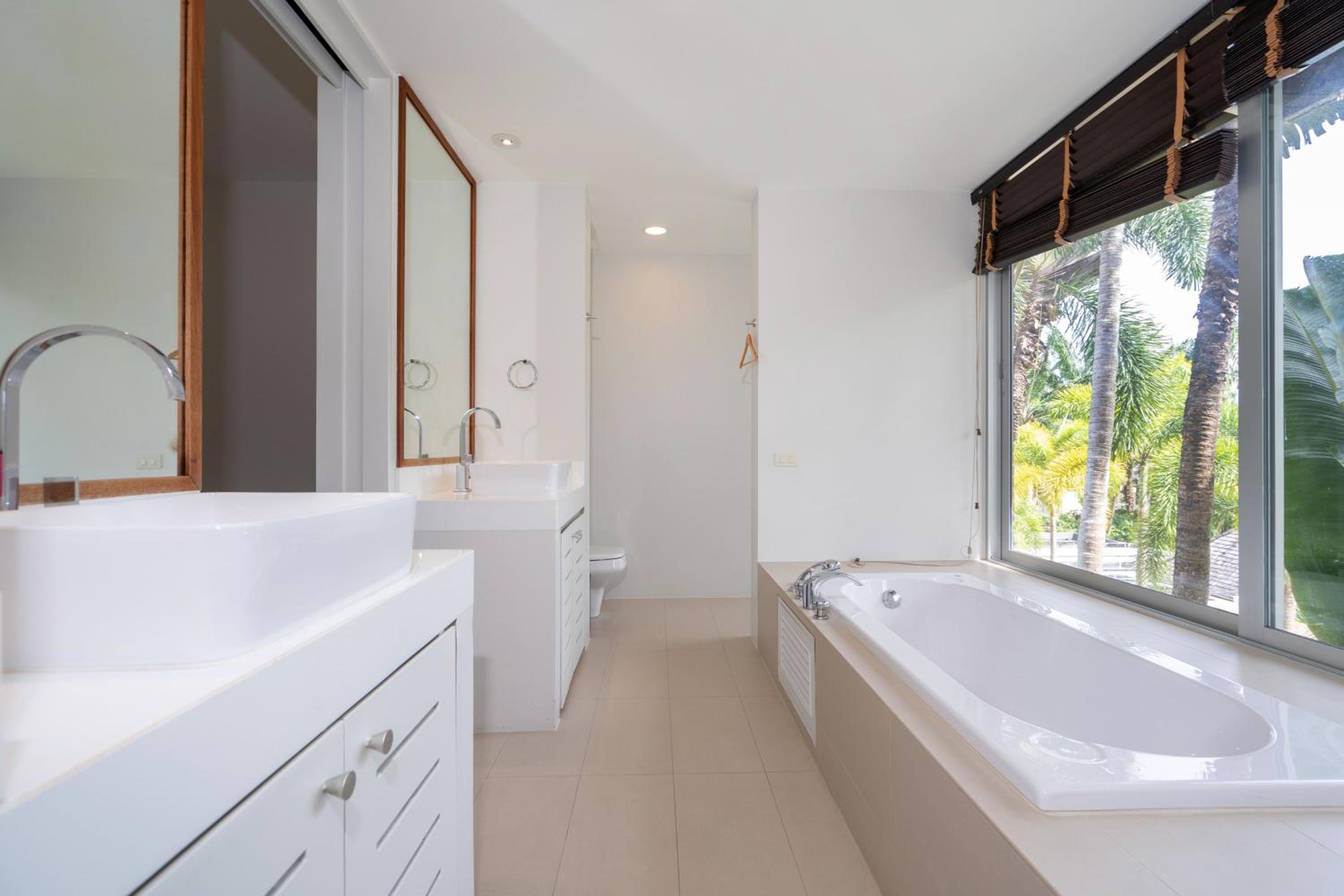 Villa C 20-meter long swimming pool and large courtyard villa