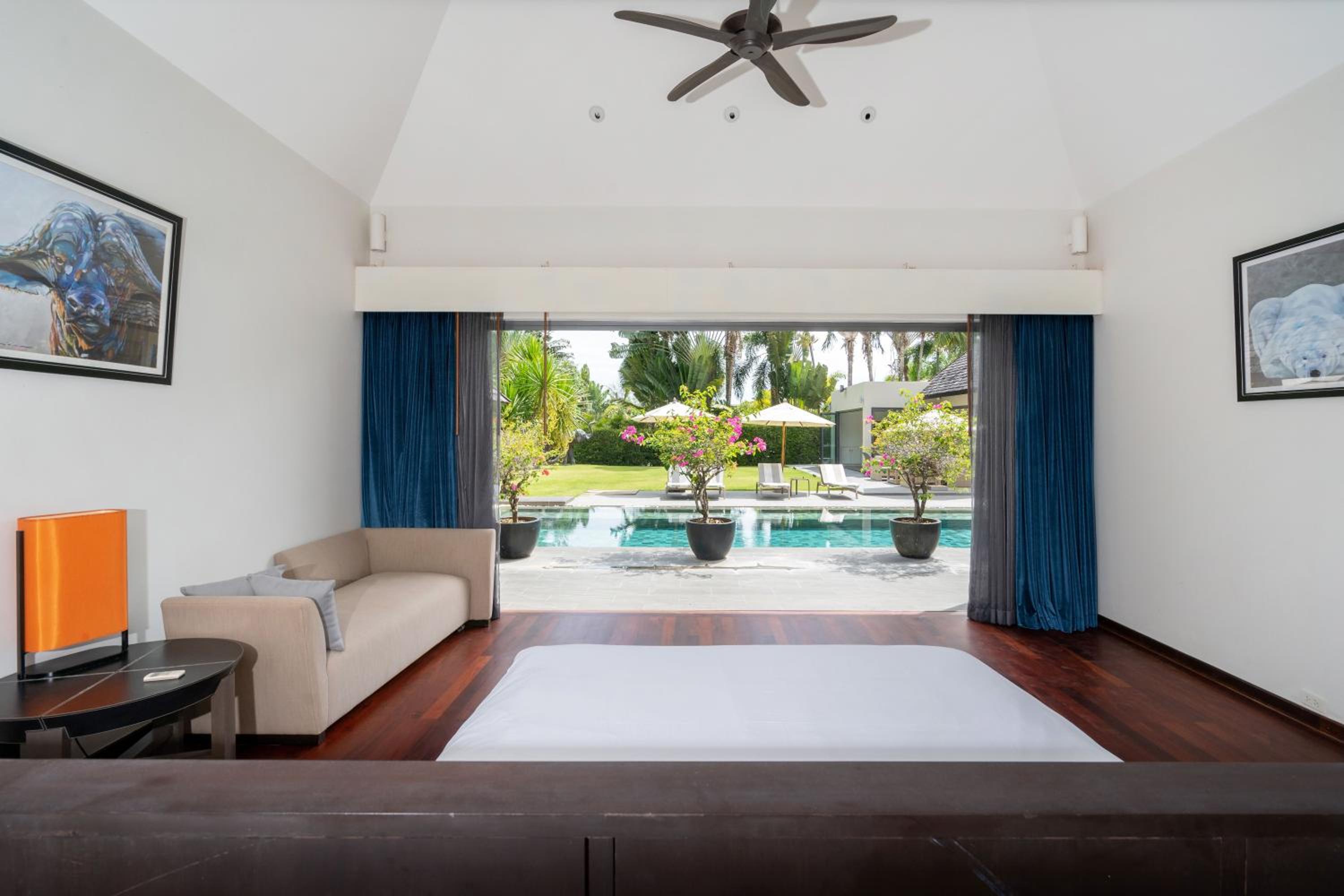 Villa C 20-meter long swimming pool and large courtyard villa