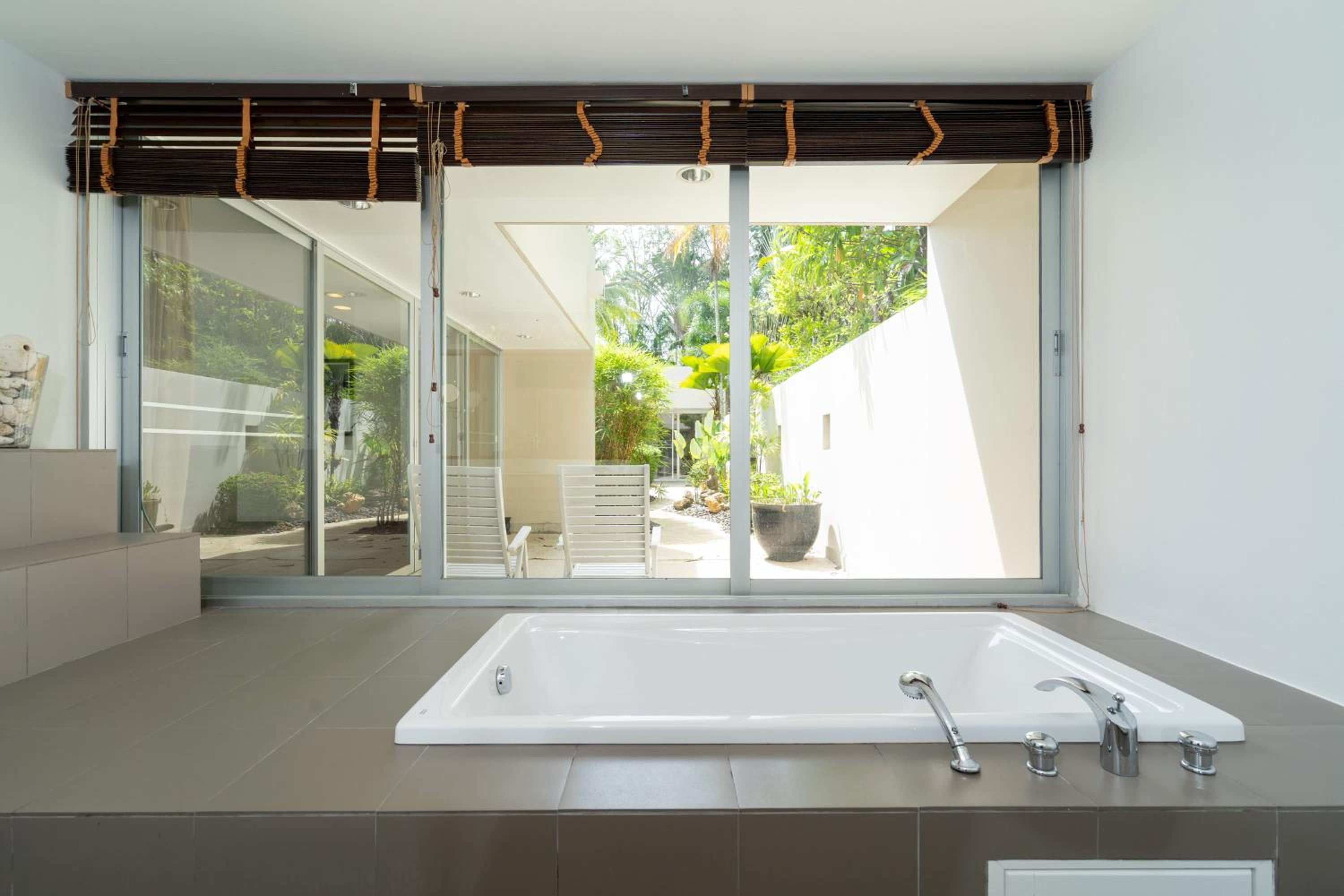 Villa C 20-meter long swimming pool and large courtyard villa