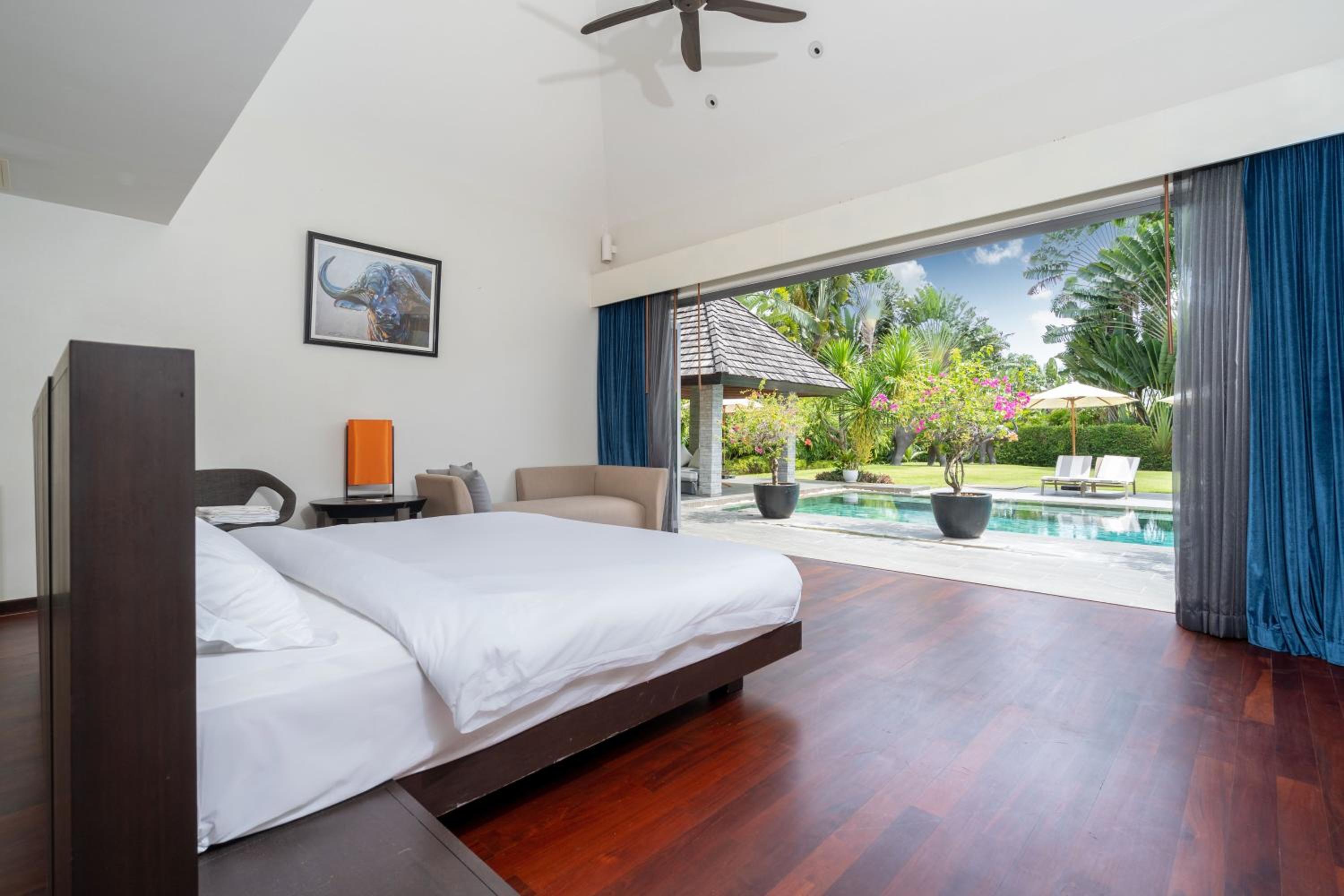 Villa C 20-meter long swimming pool and large courtyard villa