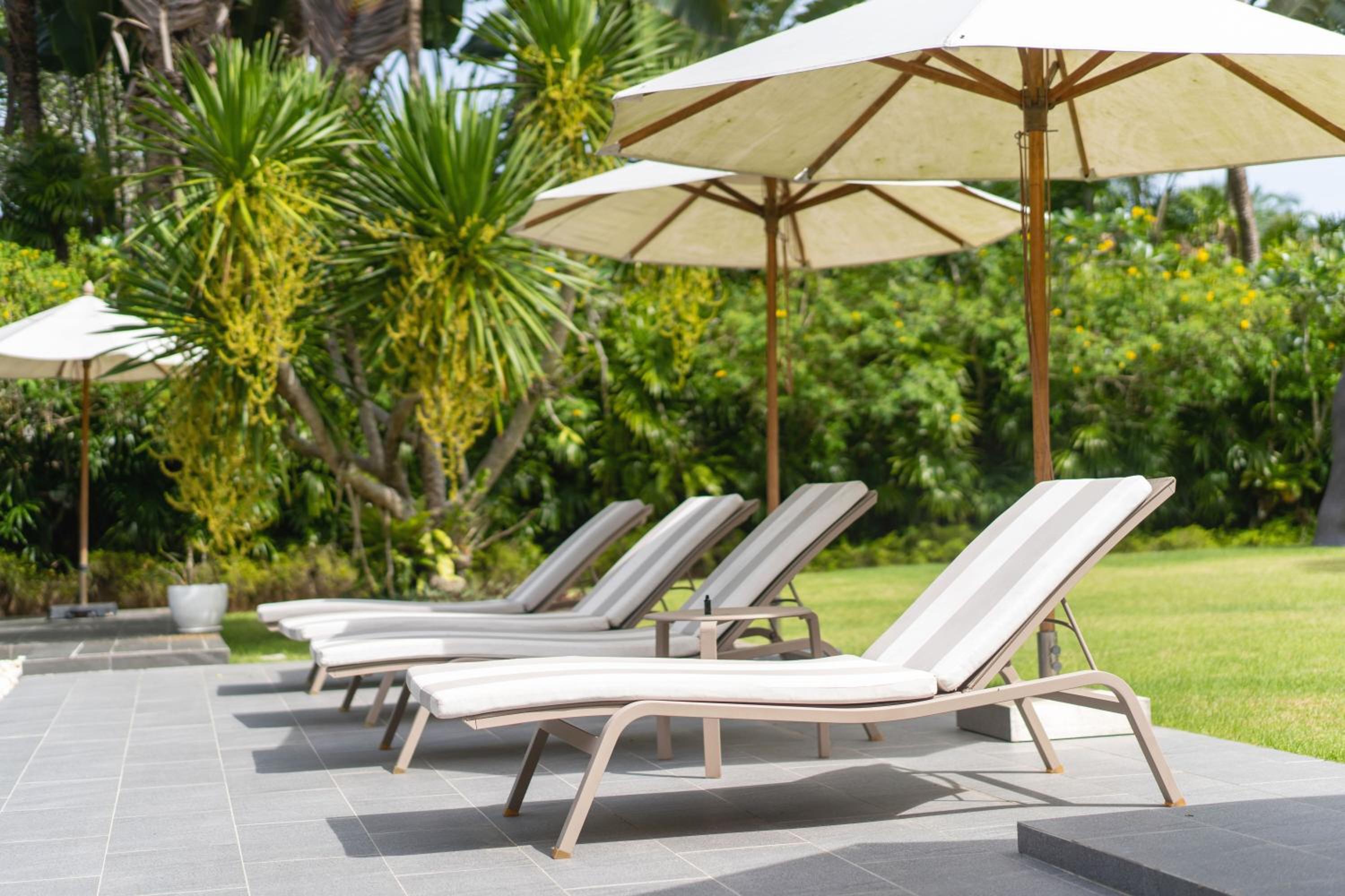 Villa C 20-meter long swimming pool and large courtyard villa