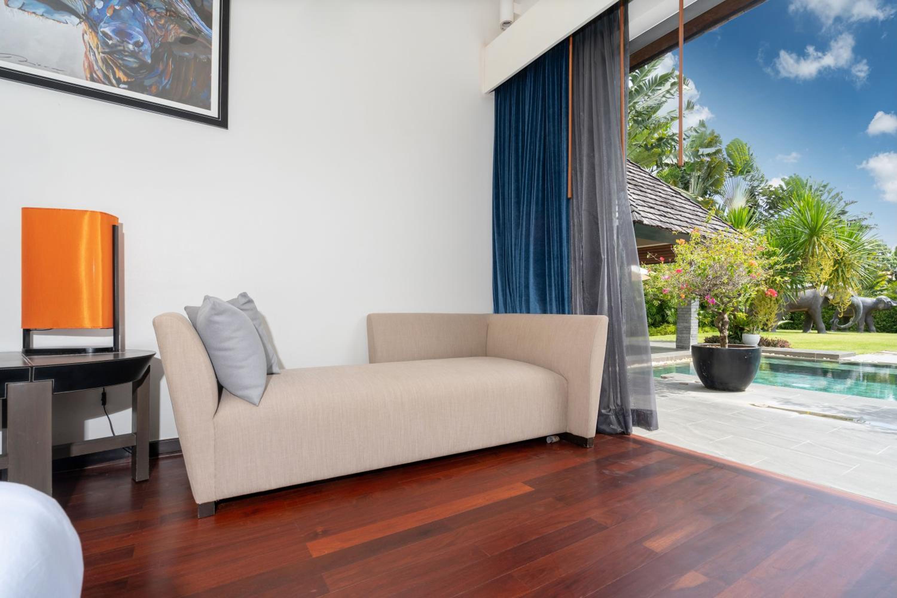 Villa C 20-meter long swimming pool and large courtyard villa