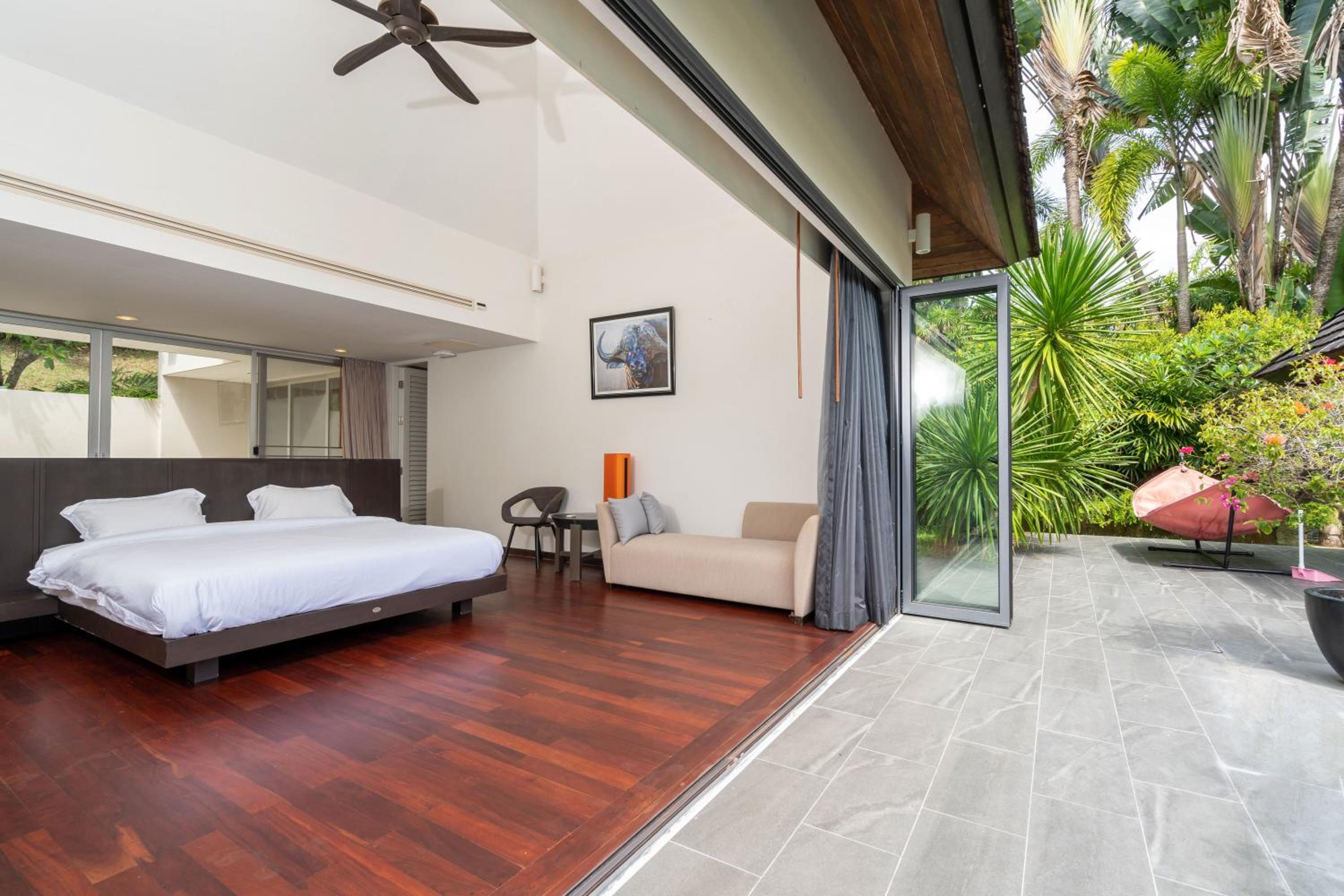 Villa C 20-meter long swimming pool and large courtyard villa