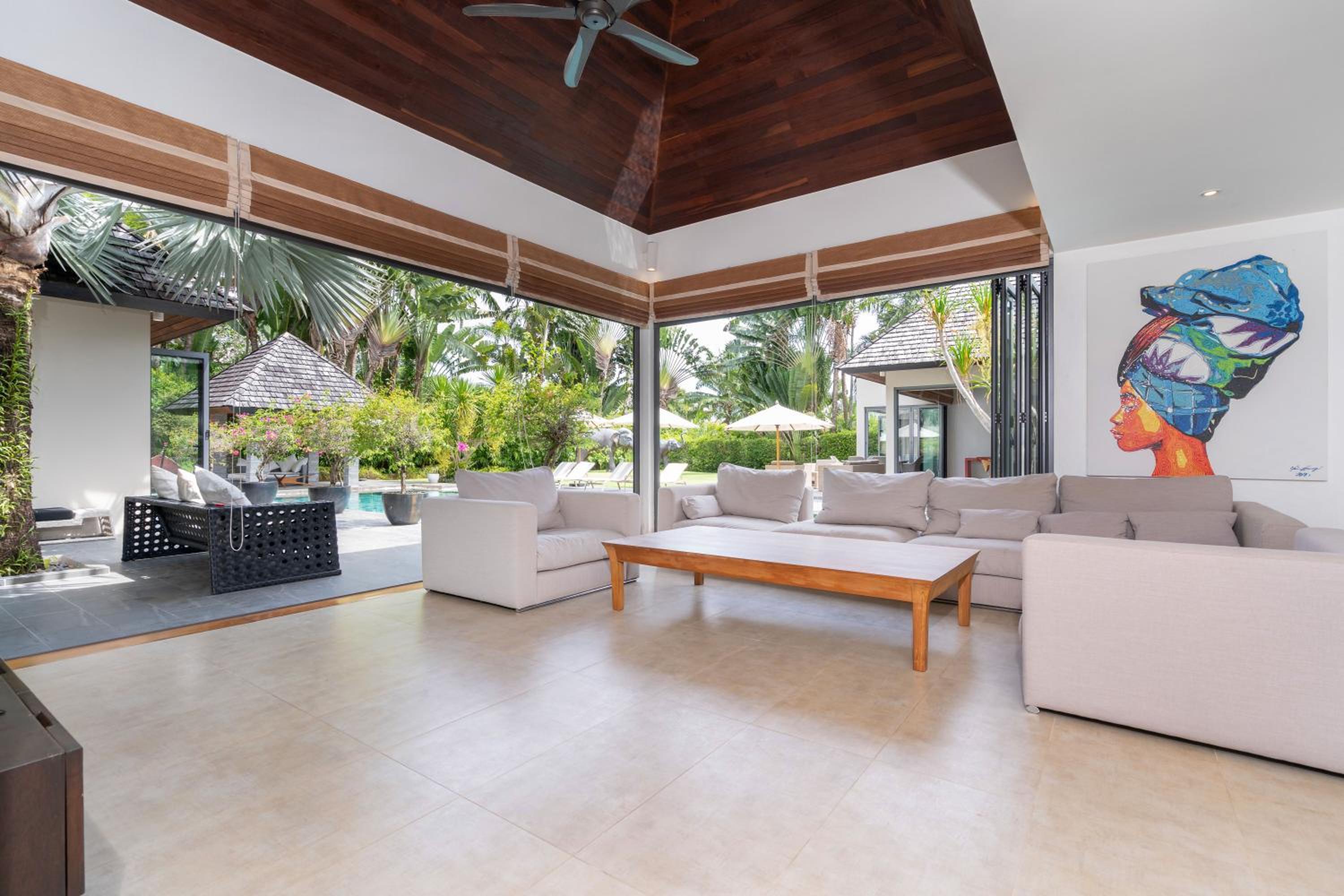 Villa C 20-meter long swimming pool and large courtyard villa