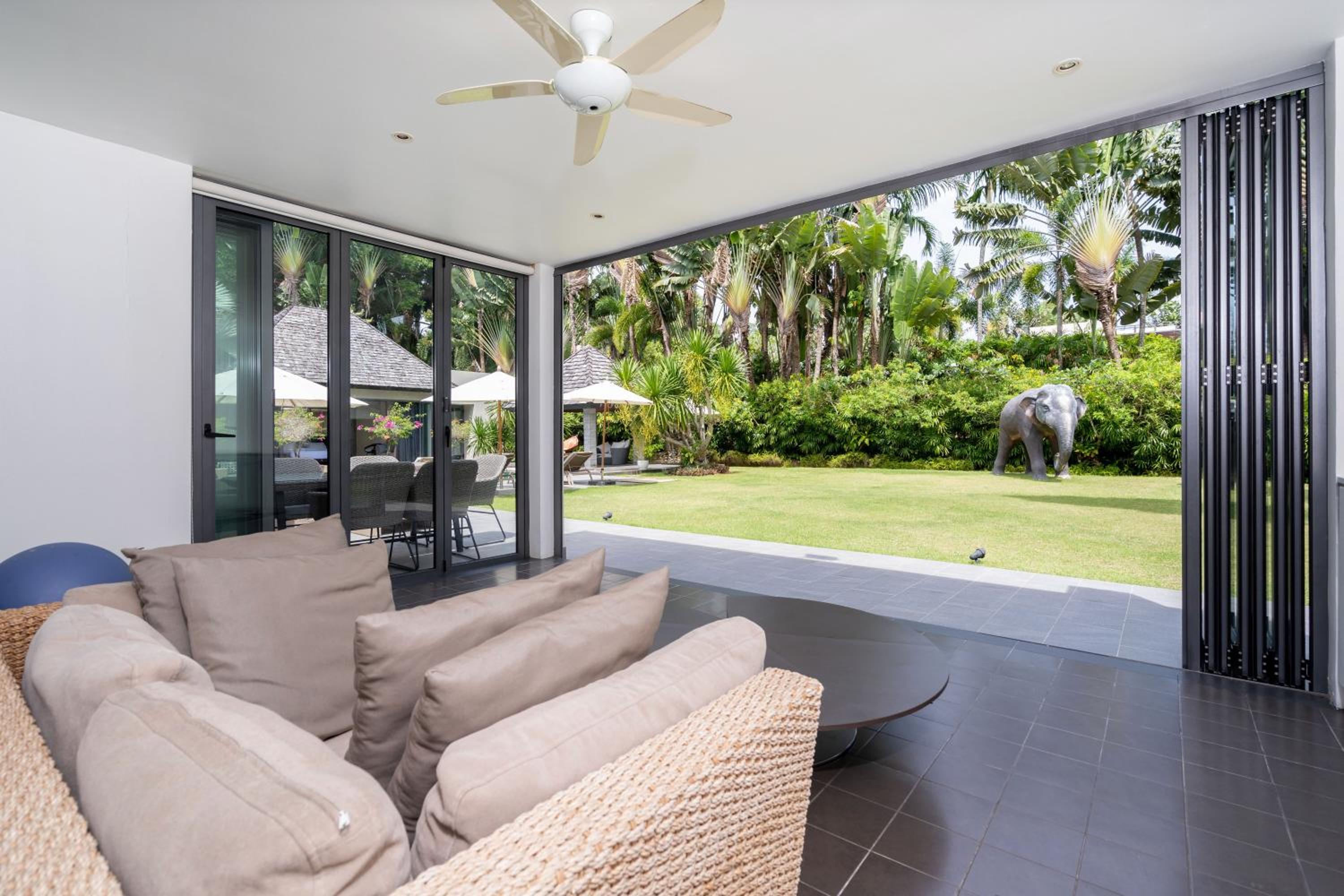 Villa C 20-meter long swimming pool and large courtyard villa