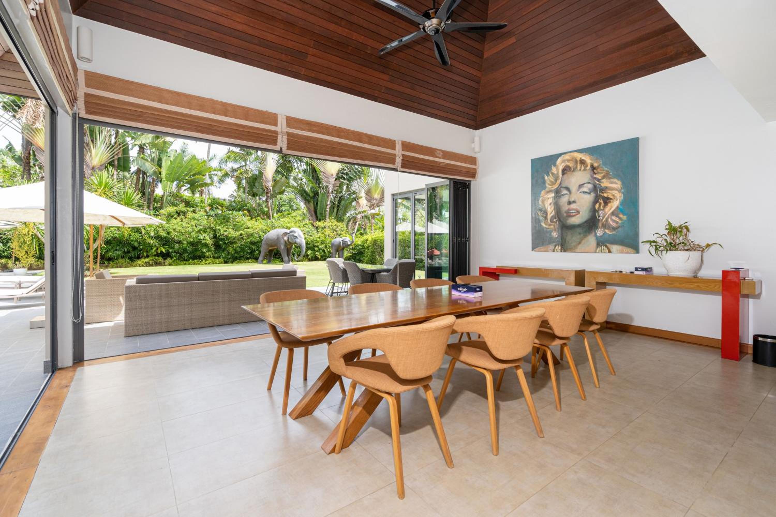 Villa C 20-meter long swimming pool and large courtyard villa