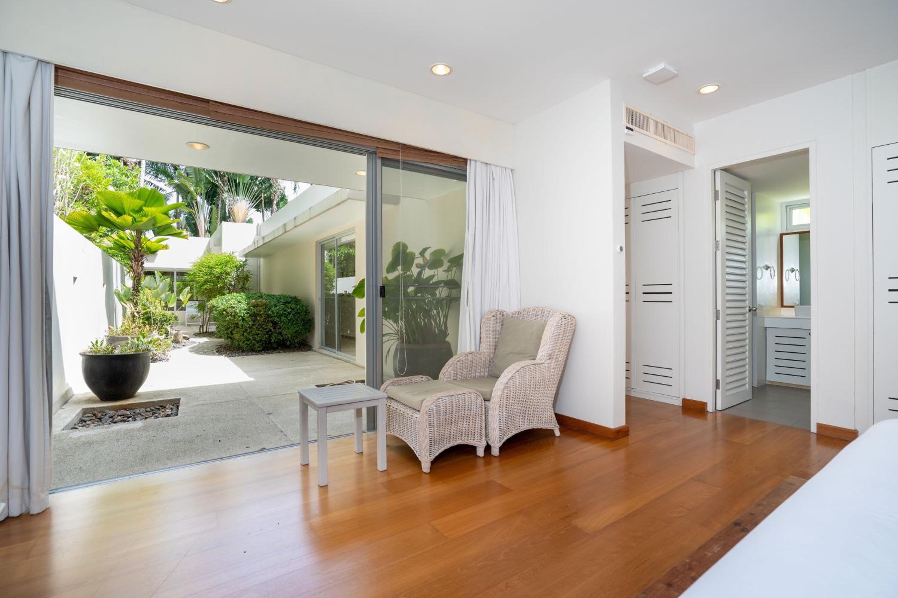 Villa C 20-meter long swimming pool and large courtyard villa