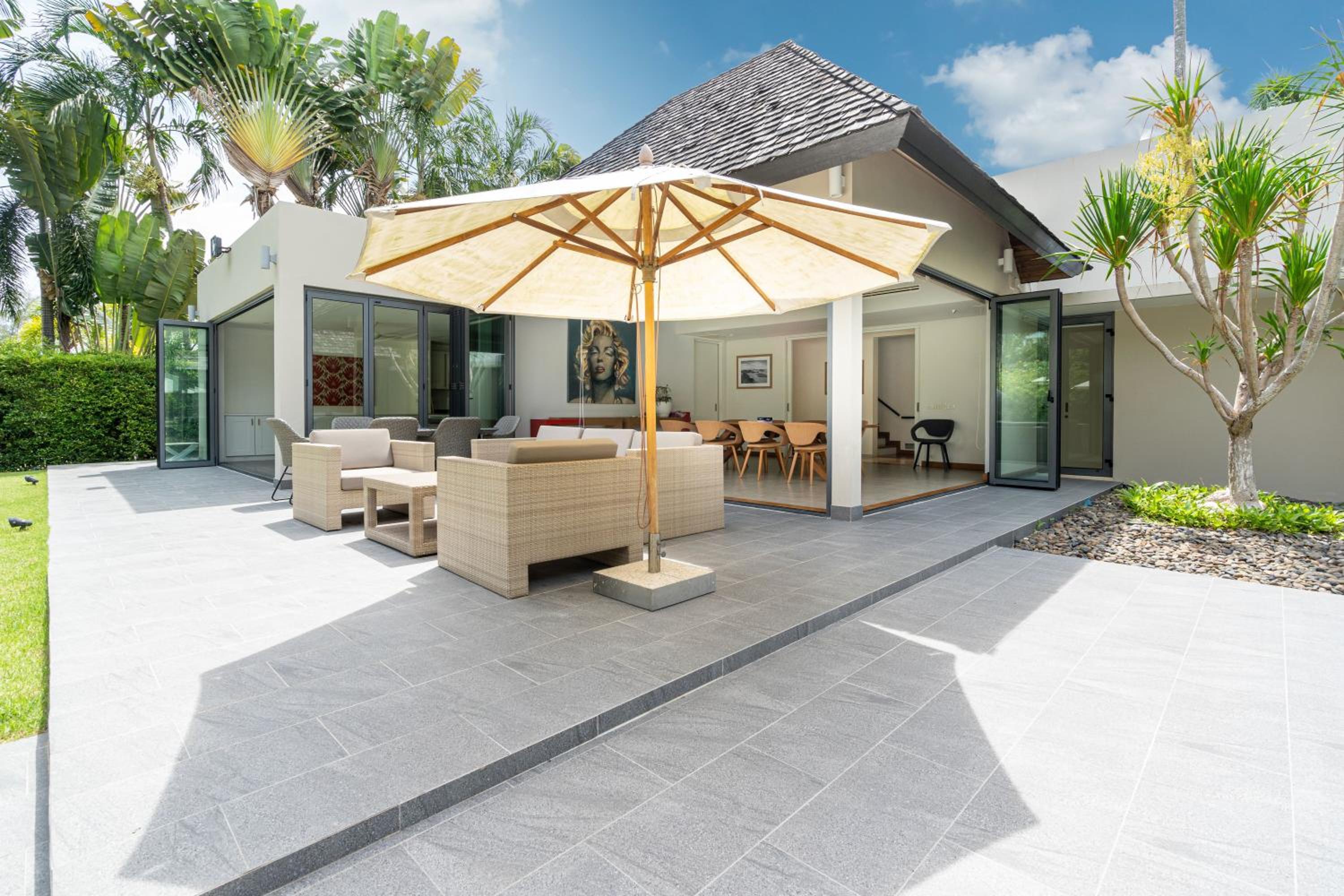 Villa C 20-meter long swimming pool and large courtyard villa
