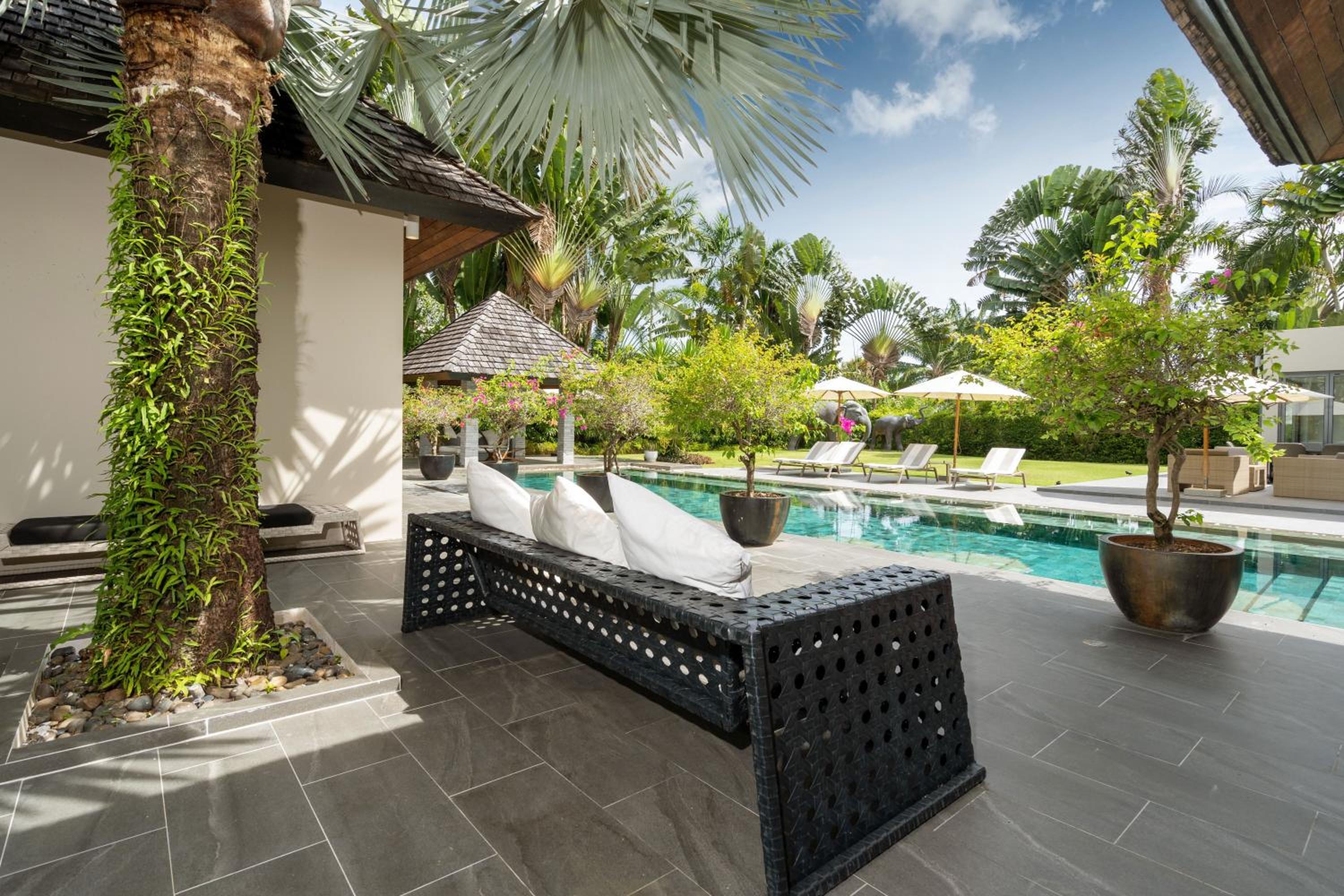 Villa C 20-meter long swimming pool and large courtyard villa