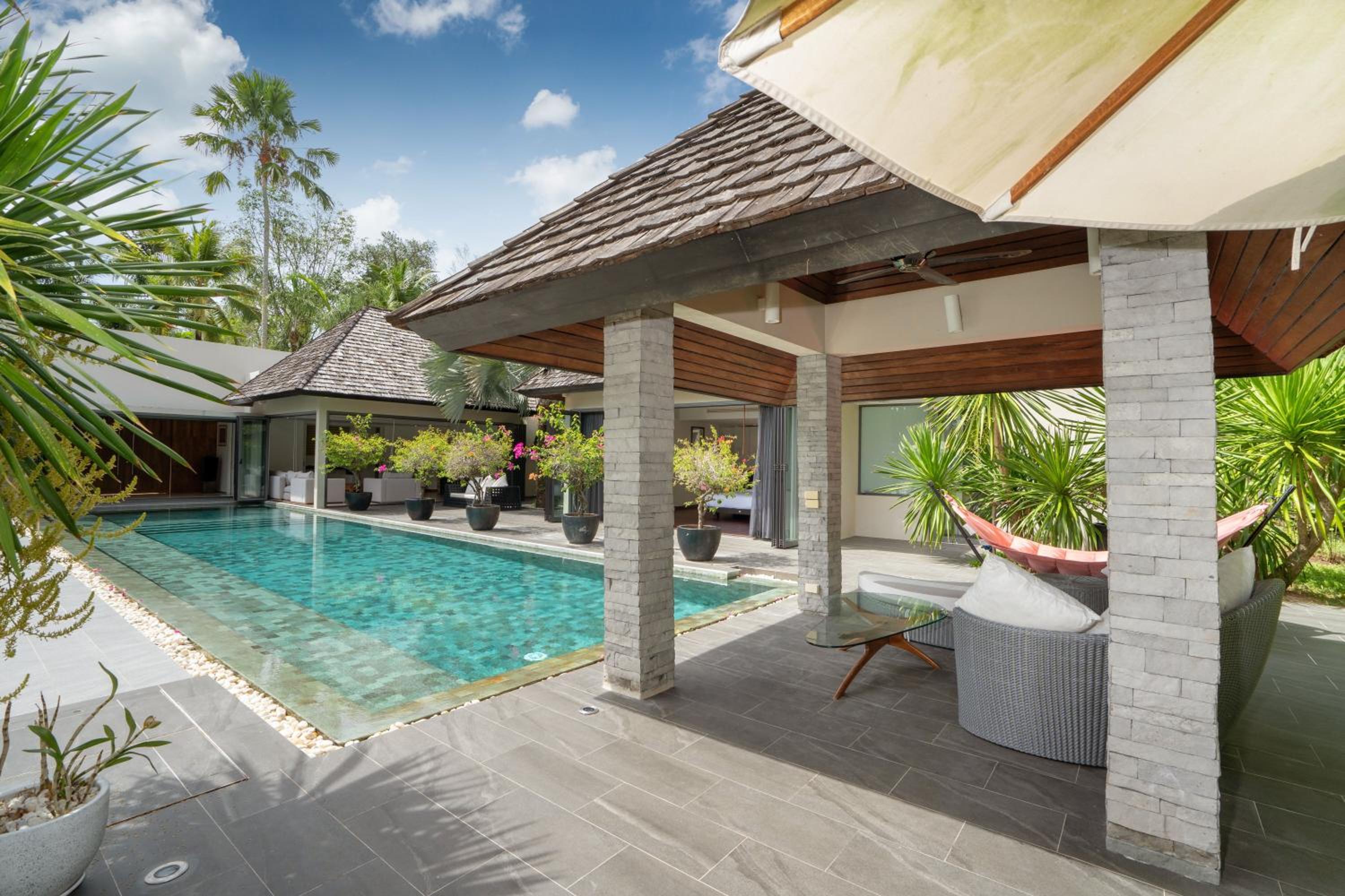 Villa C 20-meter long swimming pool and large courtyard villa