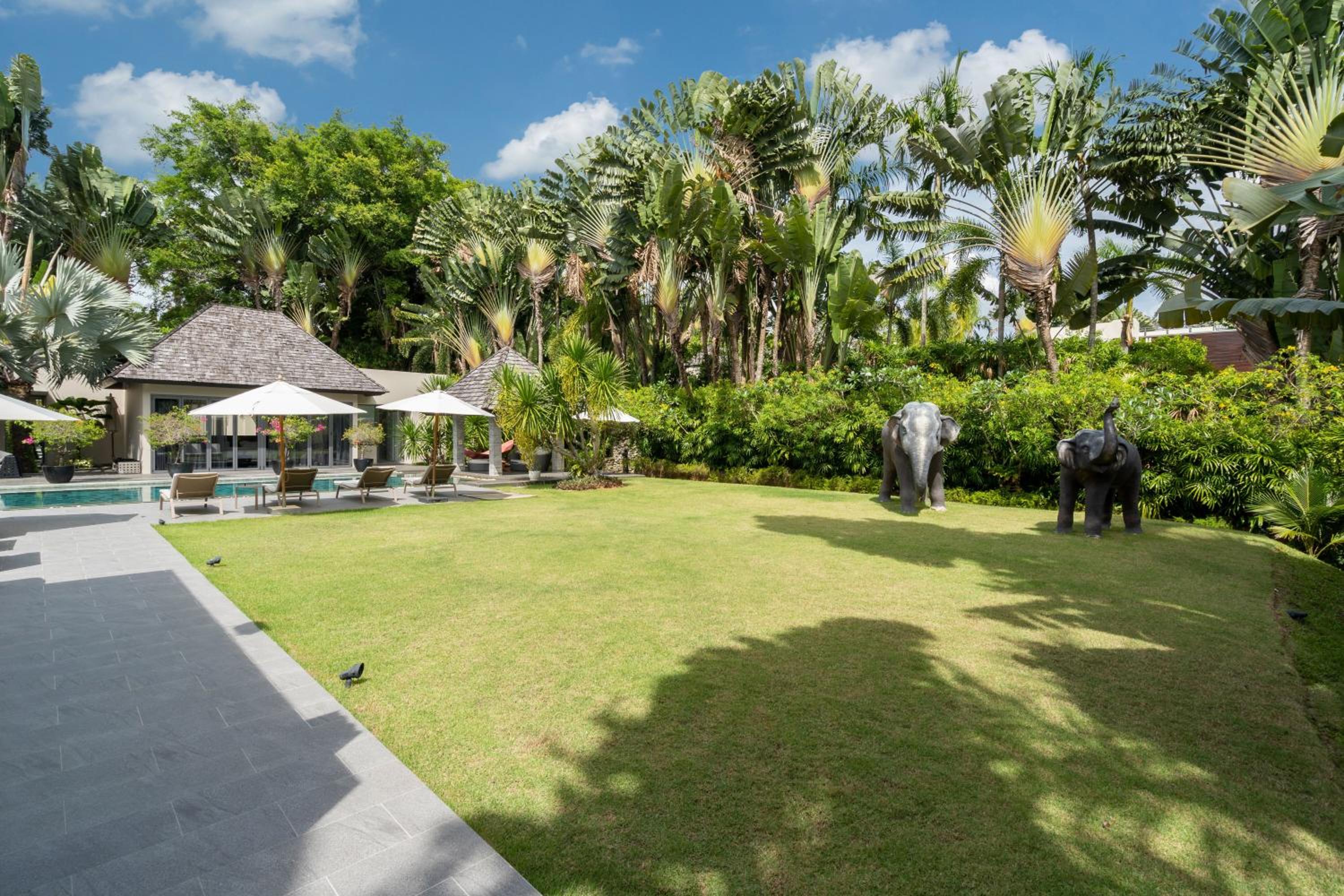 Villa C 20-meter long swimming pool and large courtyard villa