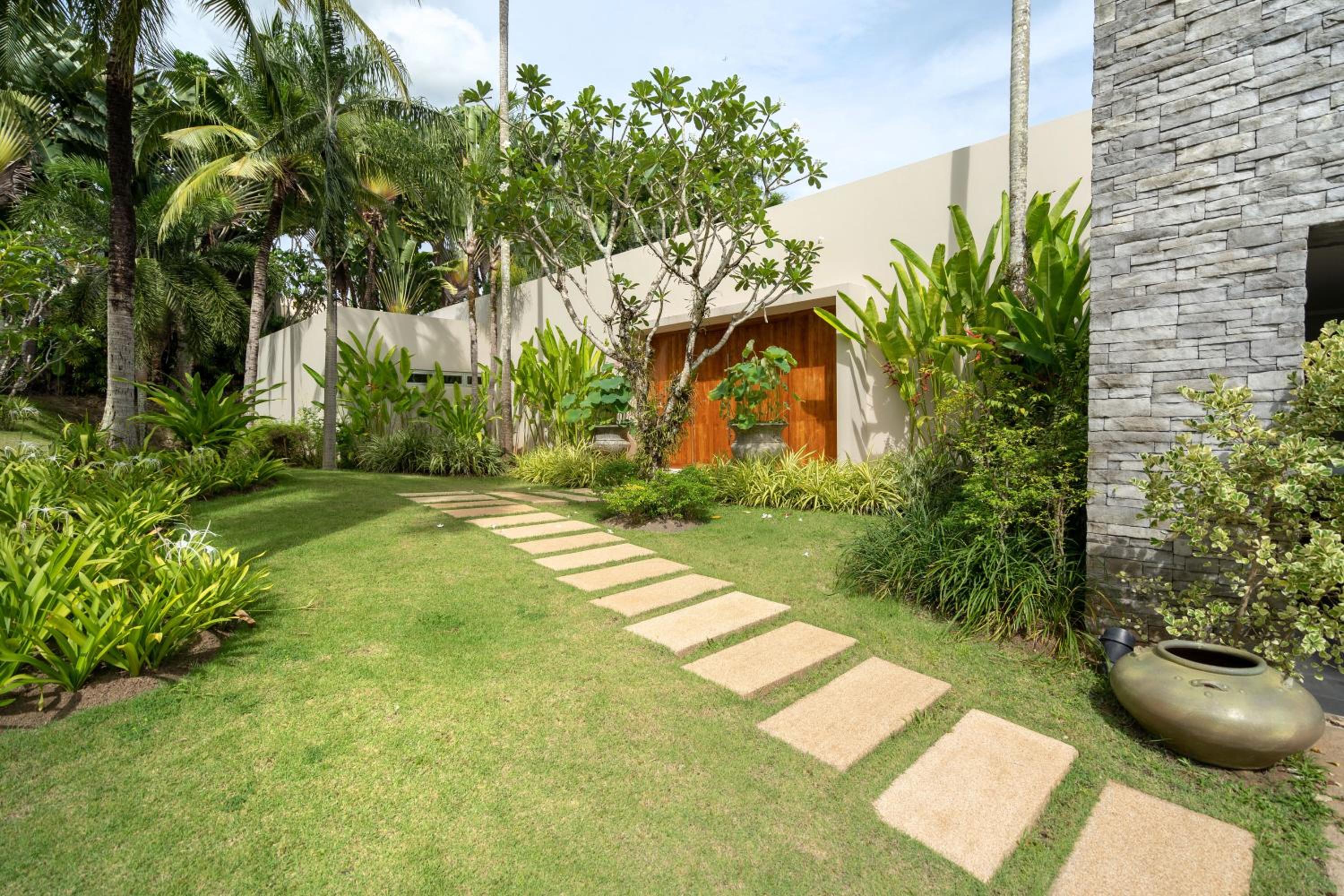 Villa C 20-meter long swimming pool and large courtyard villa