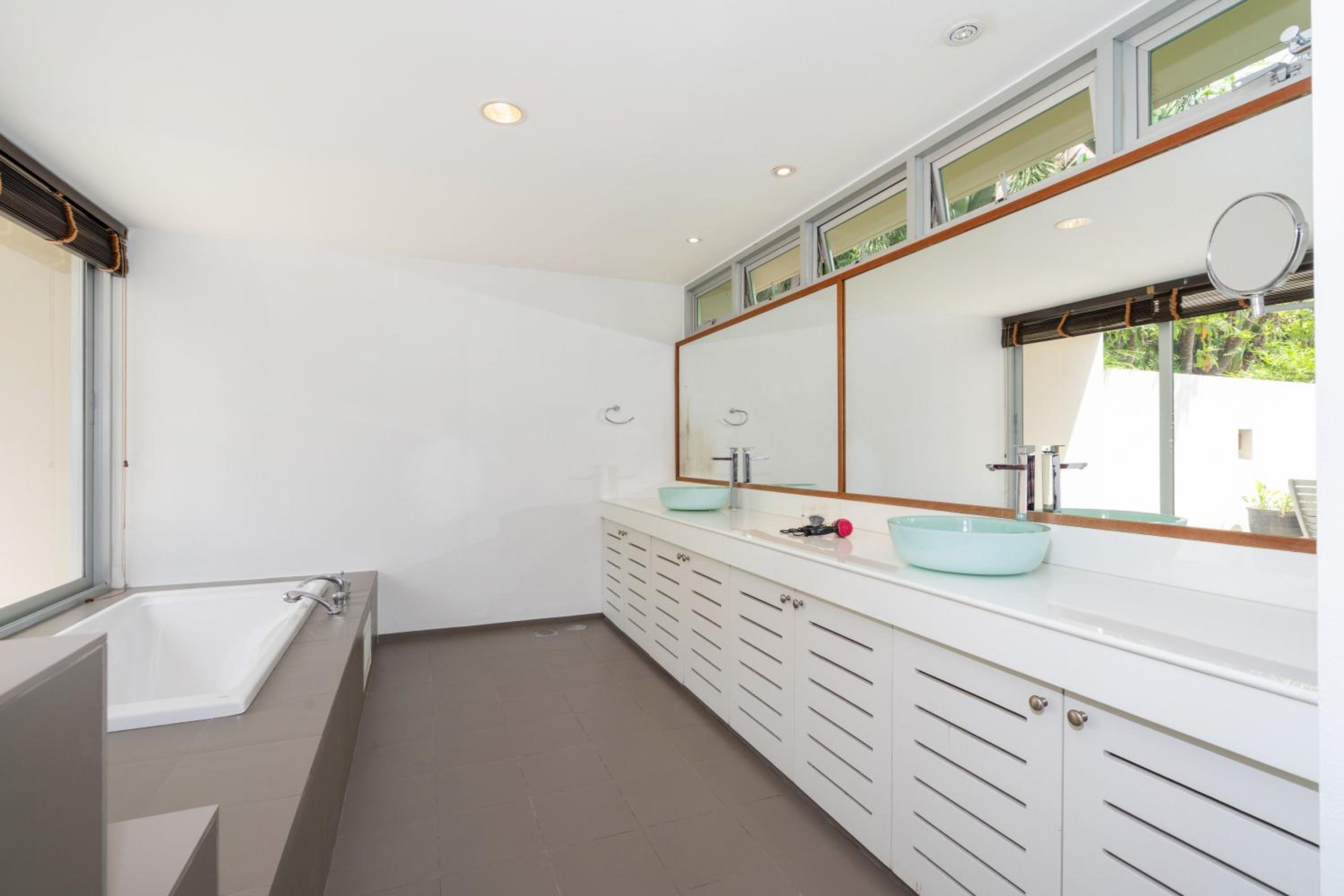 Villa C 20-meter long swimming pool and large courtyard villa