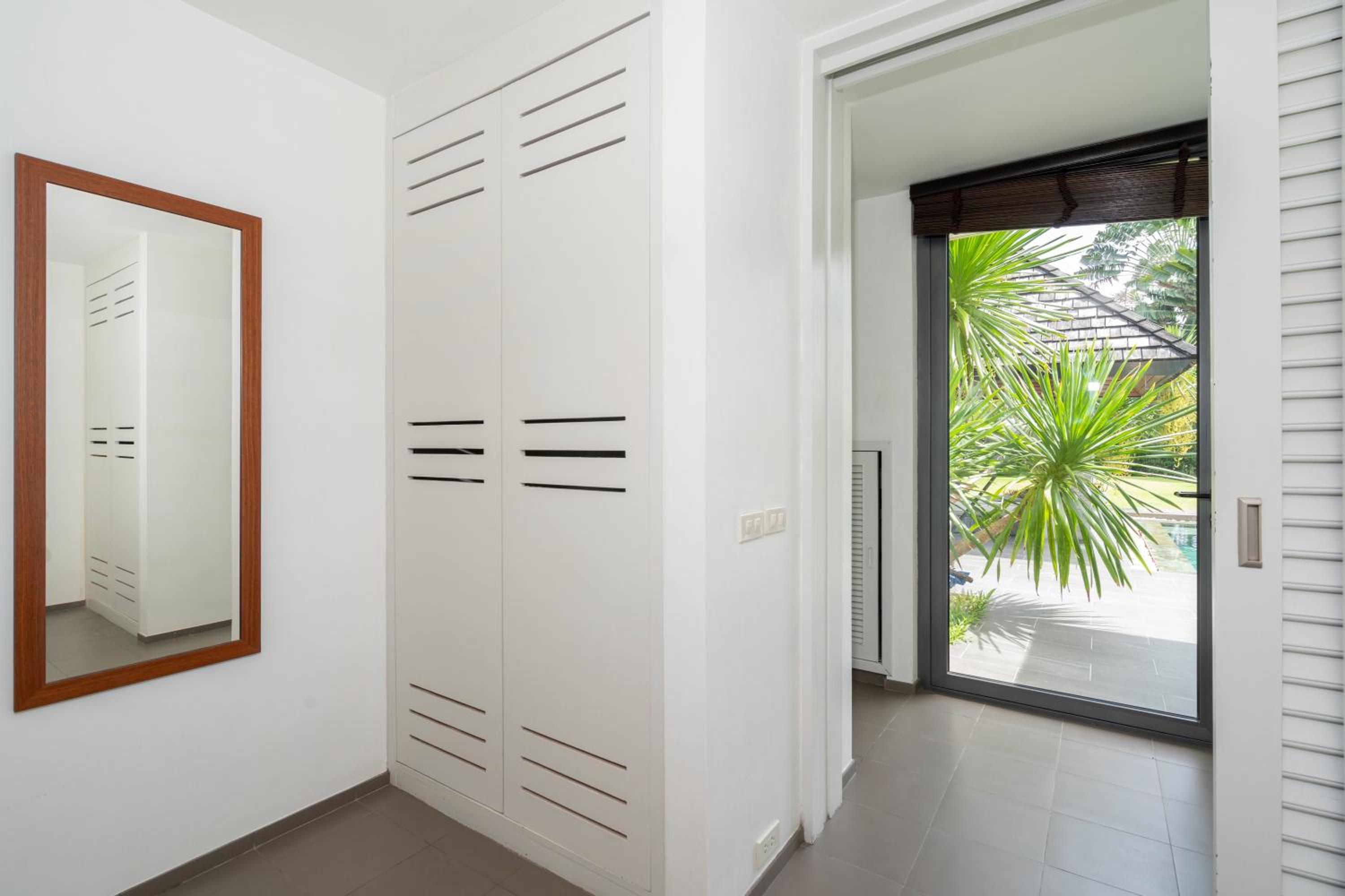 Villa C 20-meter long swimming pool and large courtyard villa