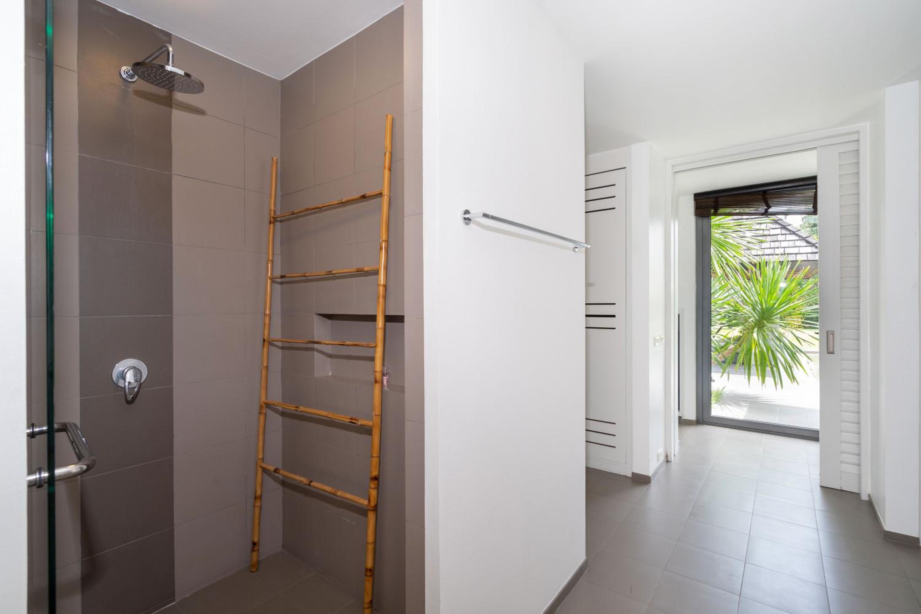 Villa C 20-meter long swimming pool and large courtyard villa
