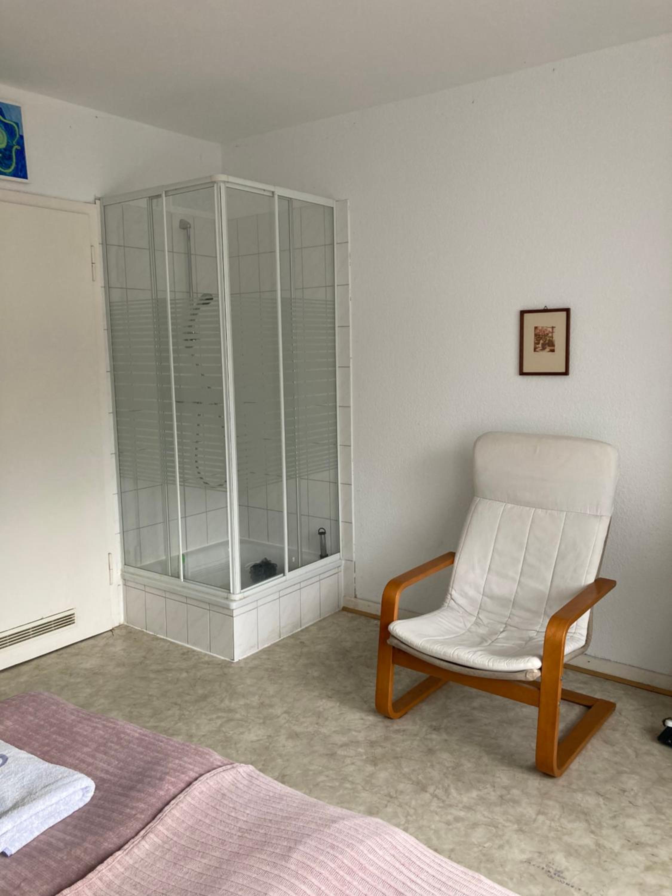 Self check in Apartment 42 m Schlafzimmer eigenes Badezimmer mit Badewanne Kochecke mit Esszimmer im Einfamilienhaus eigenes Badezimmer keine Ferienwohnung