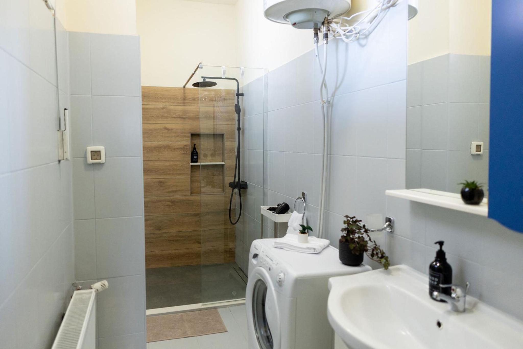 Designer Apartment with City Views - Prime Central Location