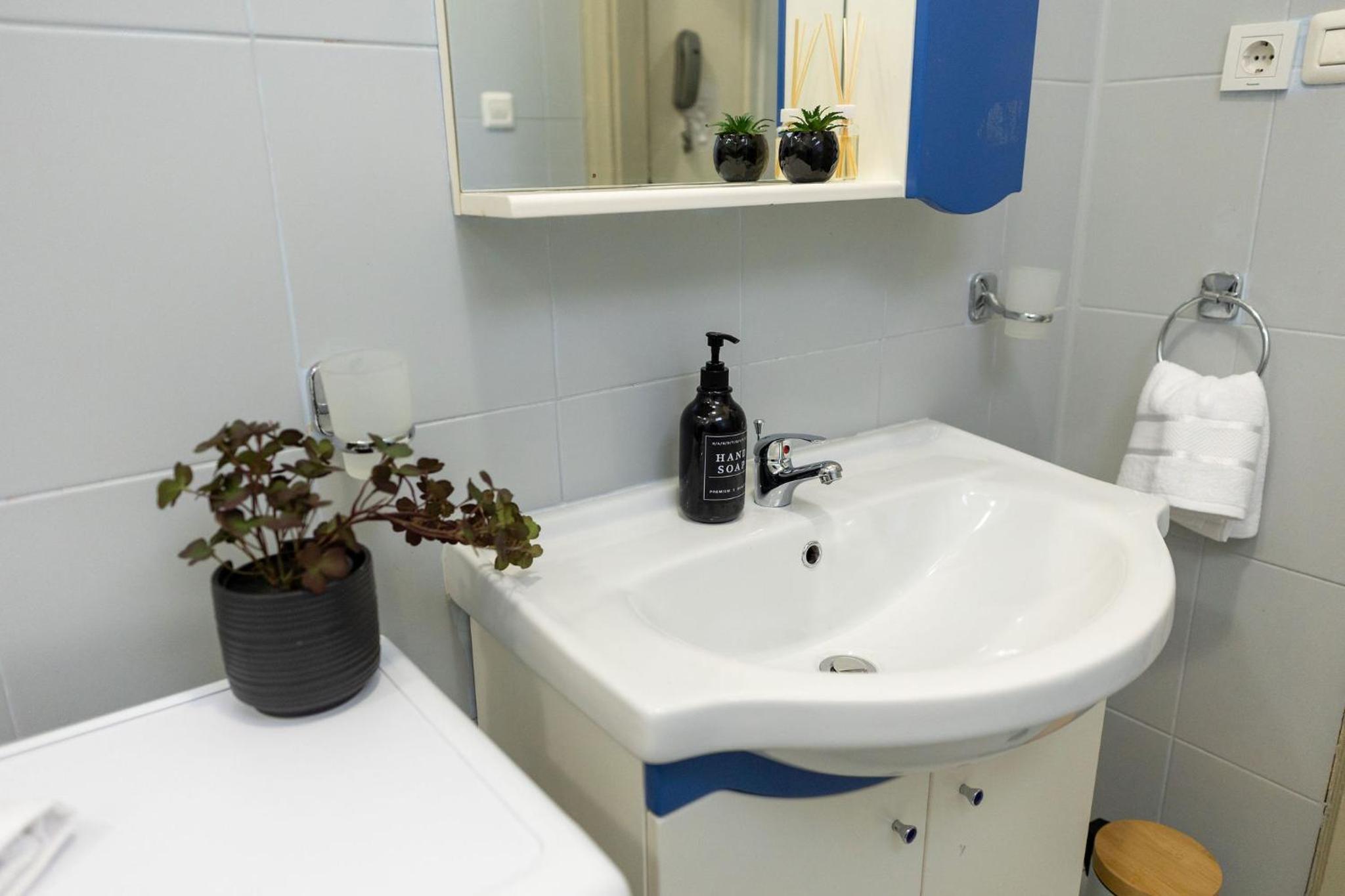 Designer Apartment with City Views - Prime Central Location
