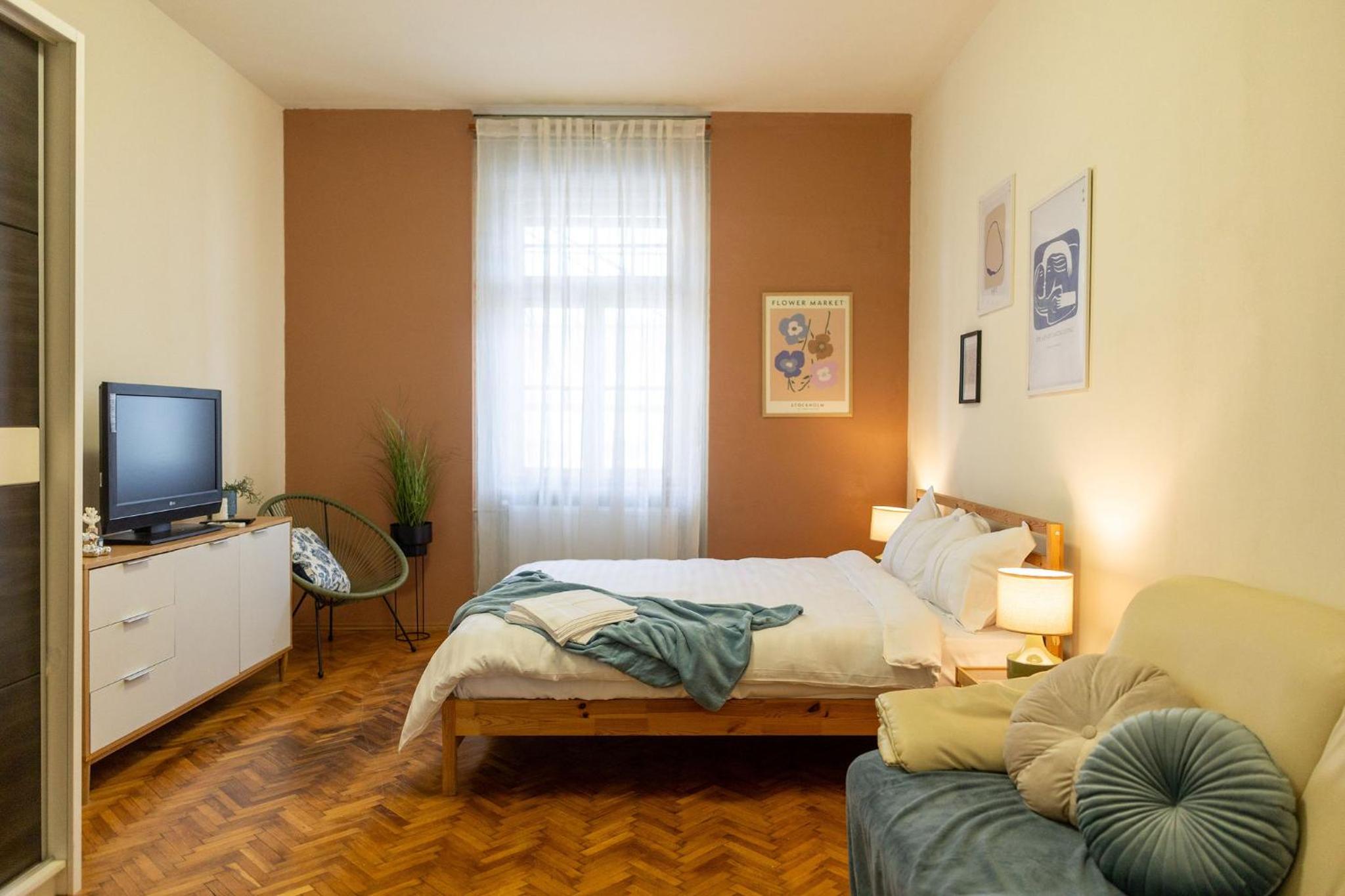Designer Apartment with City Views - Prime Central Location