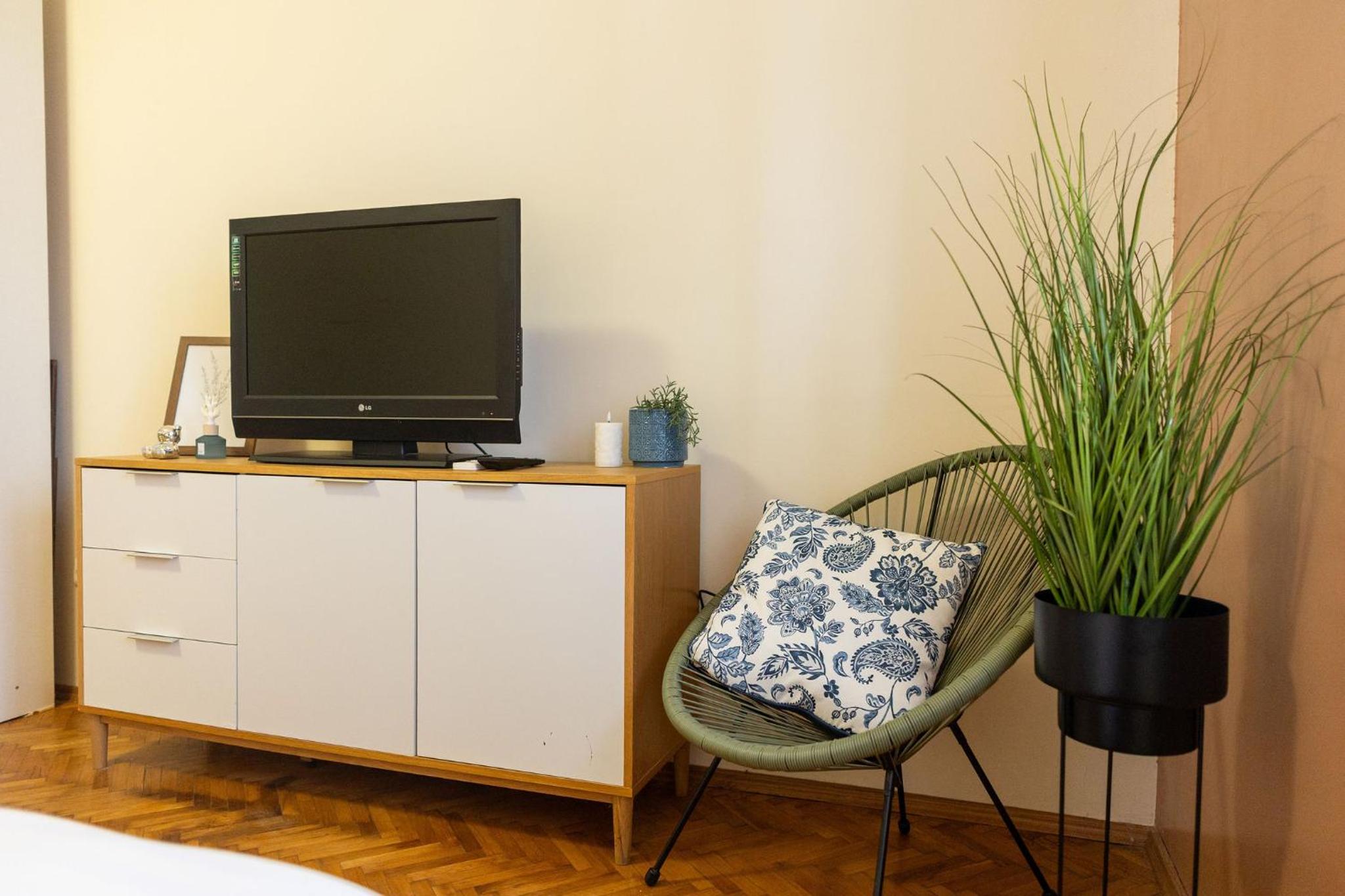 Designer Apartment with City Views - Prime Central Location