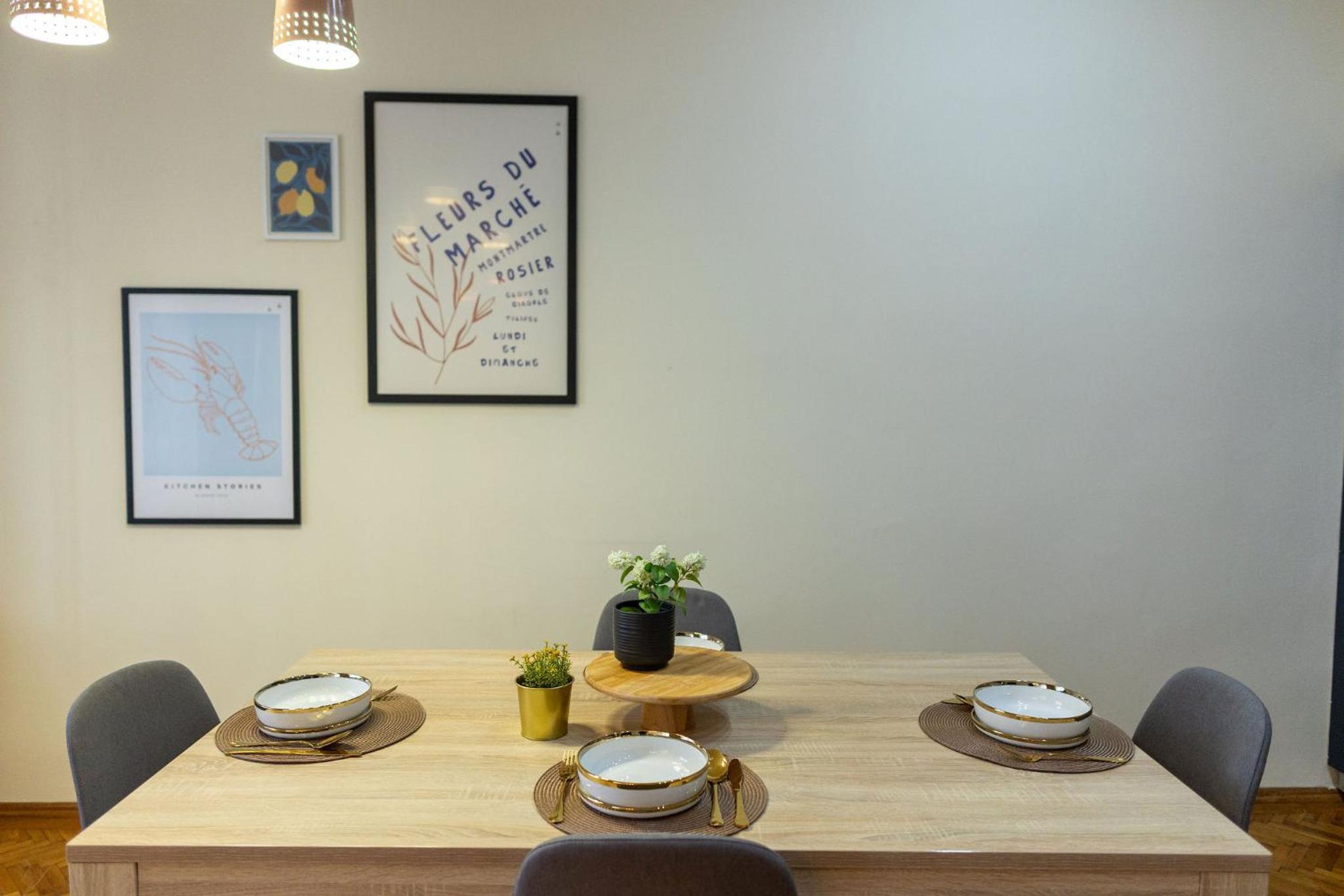 Designer Apartment with City Views - Prime Central Location