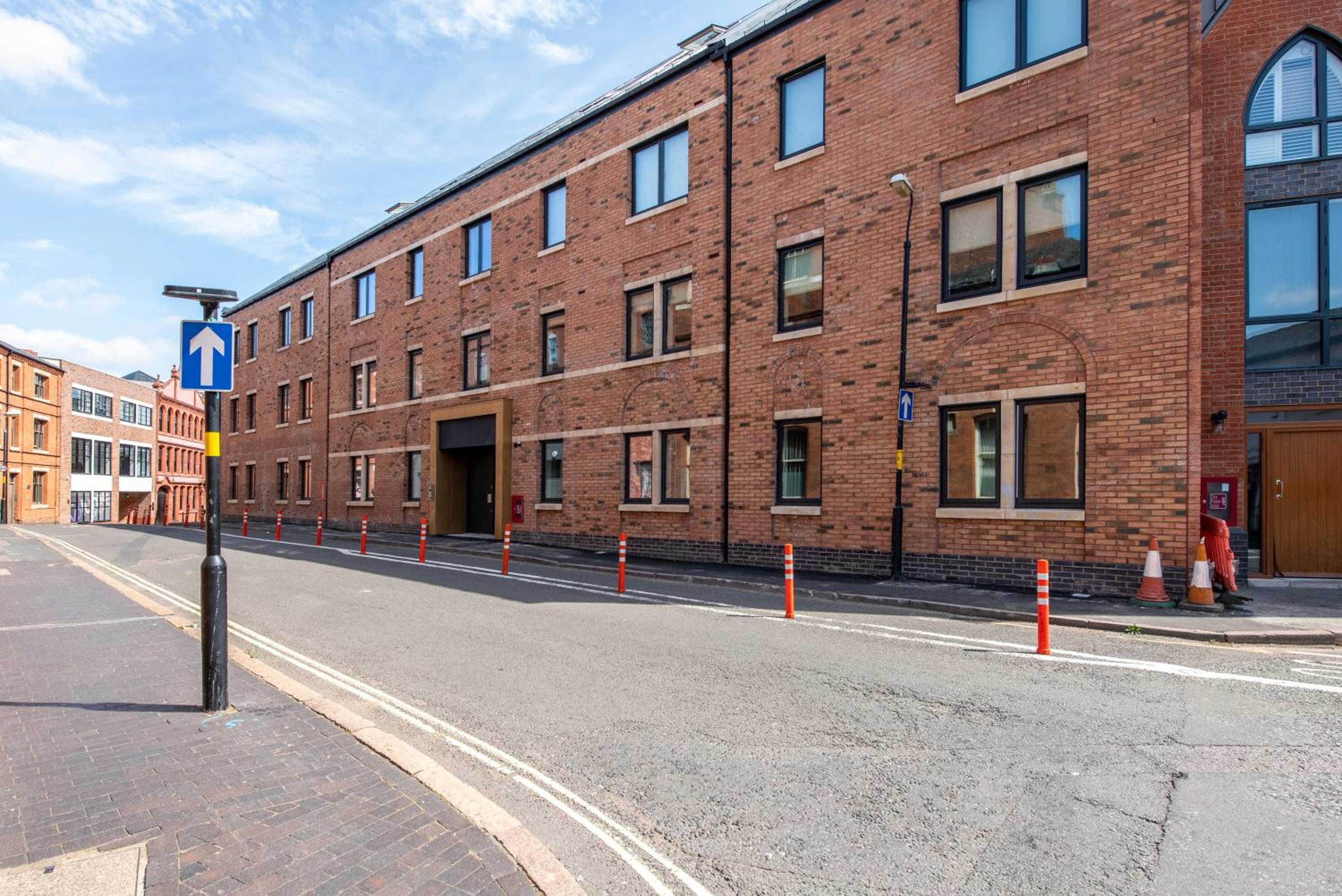 1 Bed Prime Jewellery Qtr - Walk to CBD and Metro