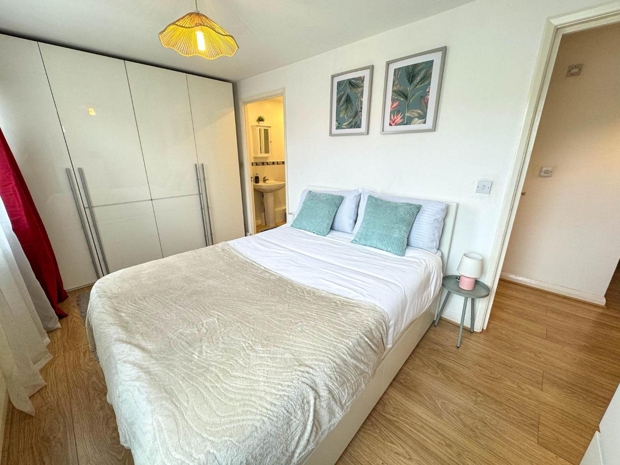 Spacious Beautiful London 2 Bedroom Apartment - 2 Bathrooms