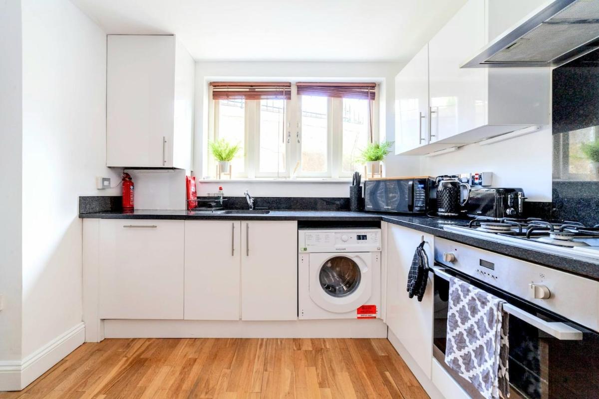 Modern 3 beds Apartment with private garden, Battersea, Central LDN