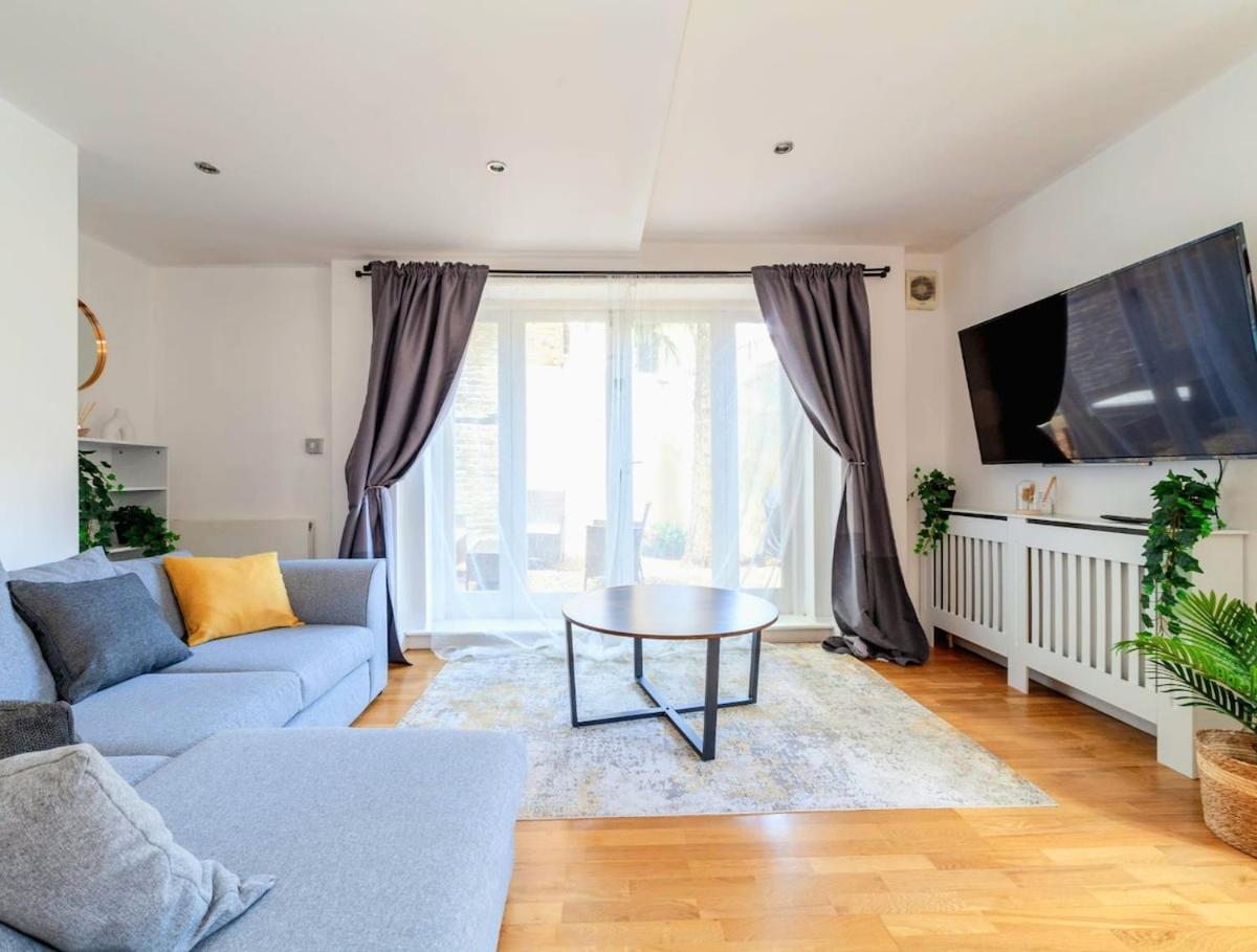Modern 3 beds Apartment with private garden, Battersea, Central LDN