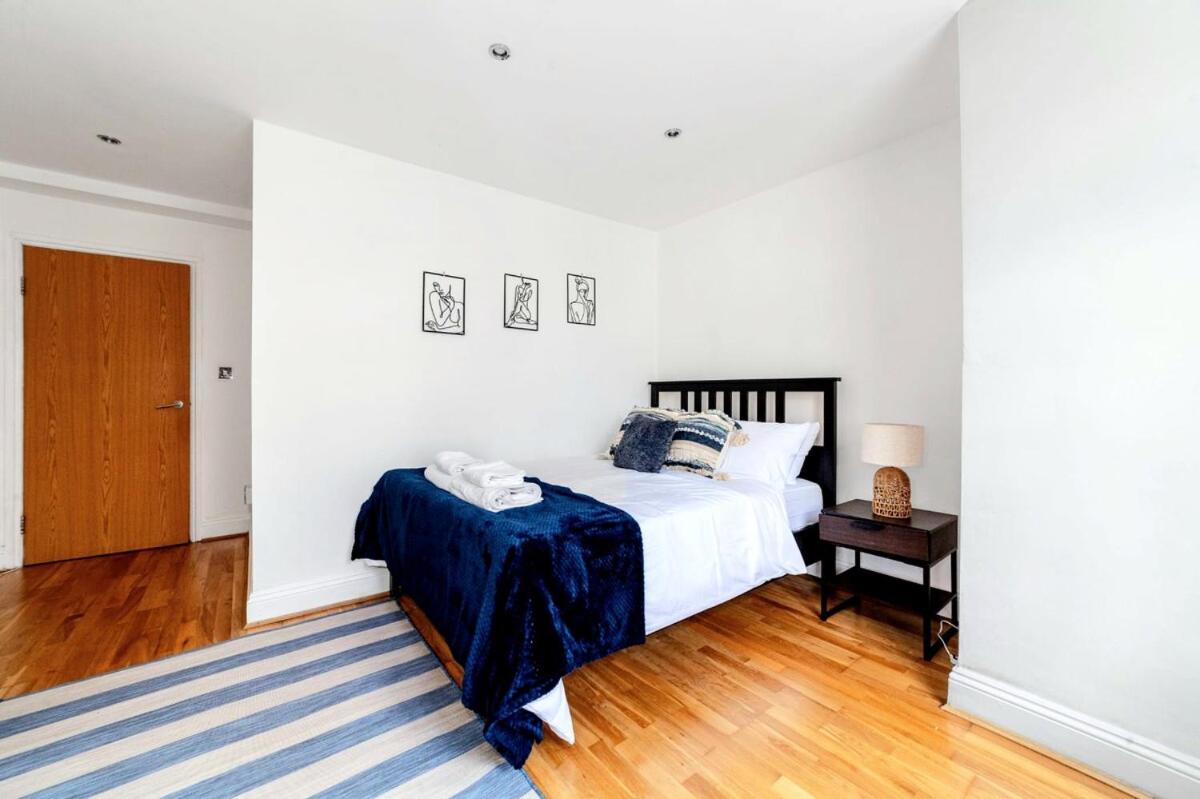 Modern 3 beds Apartment with private garden, Battersea, Central LDN