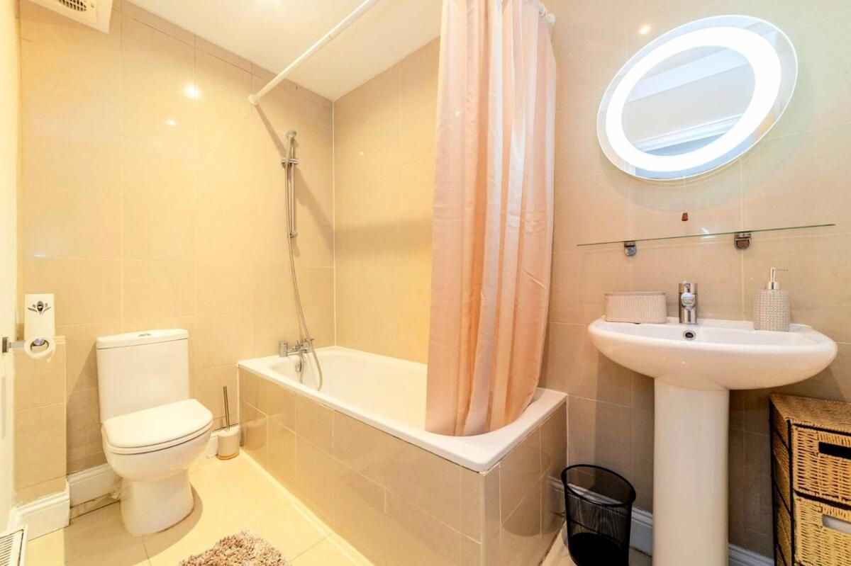 Modern 3 beds Apartment with private garden, Battersea, Central LDN