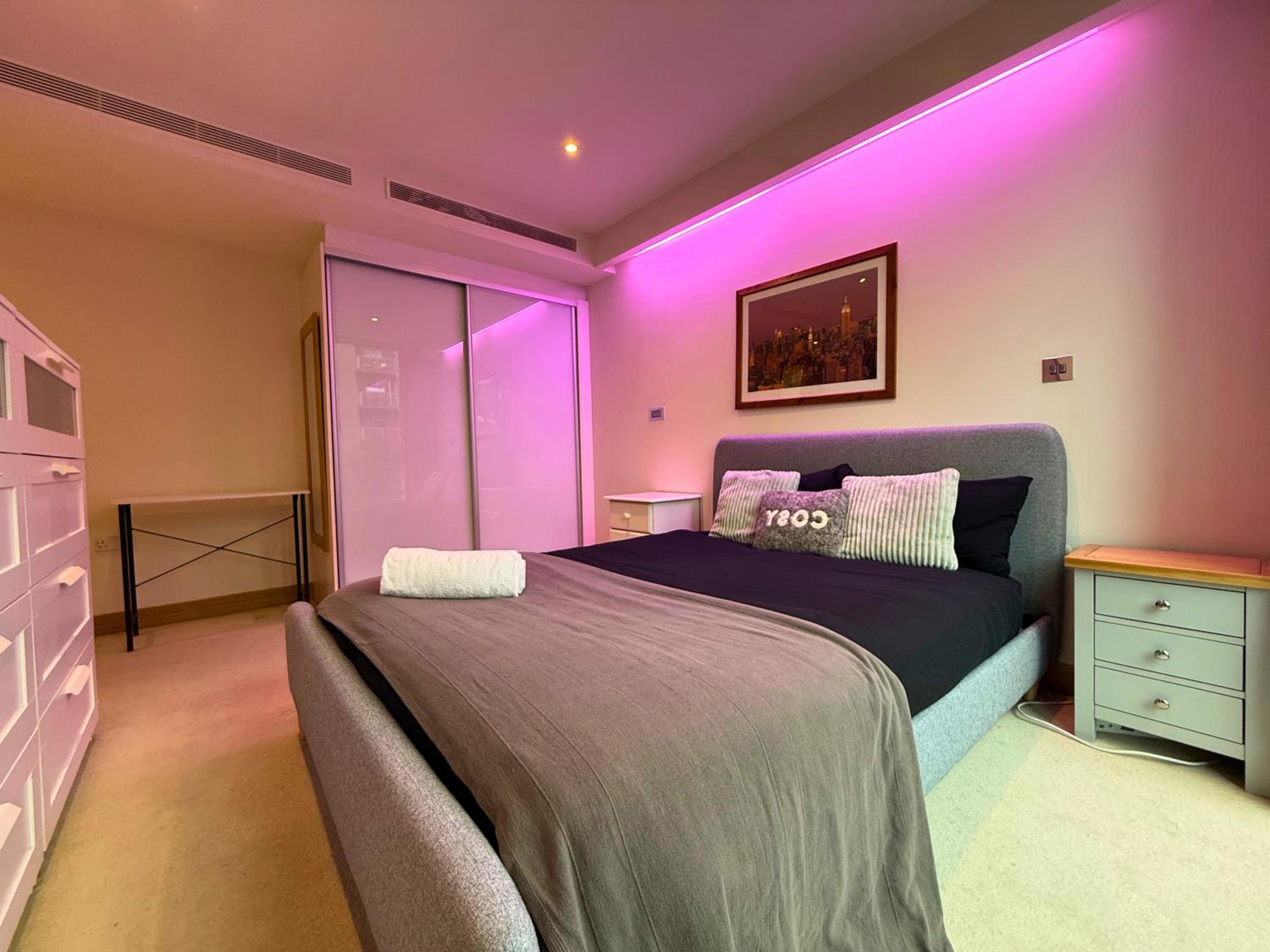 Battersea Power Station 2Bed 2Bath, Riverside Balcony Terrace, AC, 1000MB internet speed