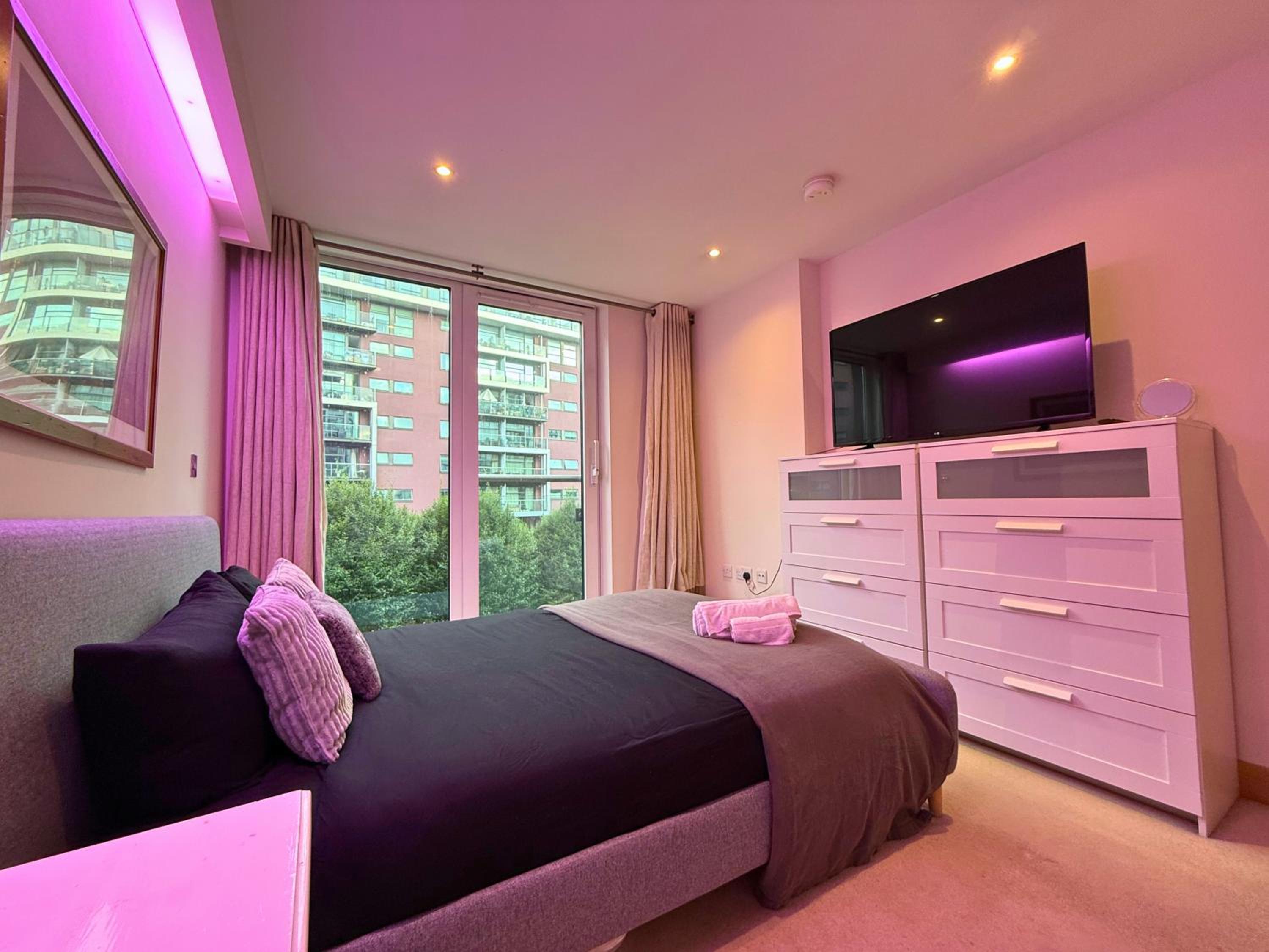 Battersea Power Station 2Bed 2Bath, Riverside Balcony Terrace, AC, 1000MB internet speed