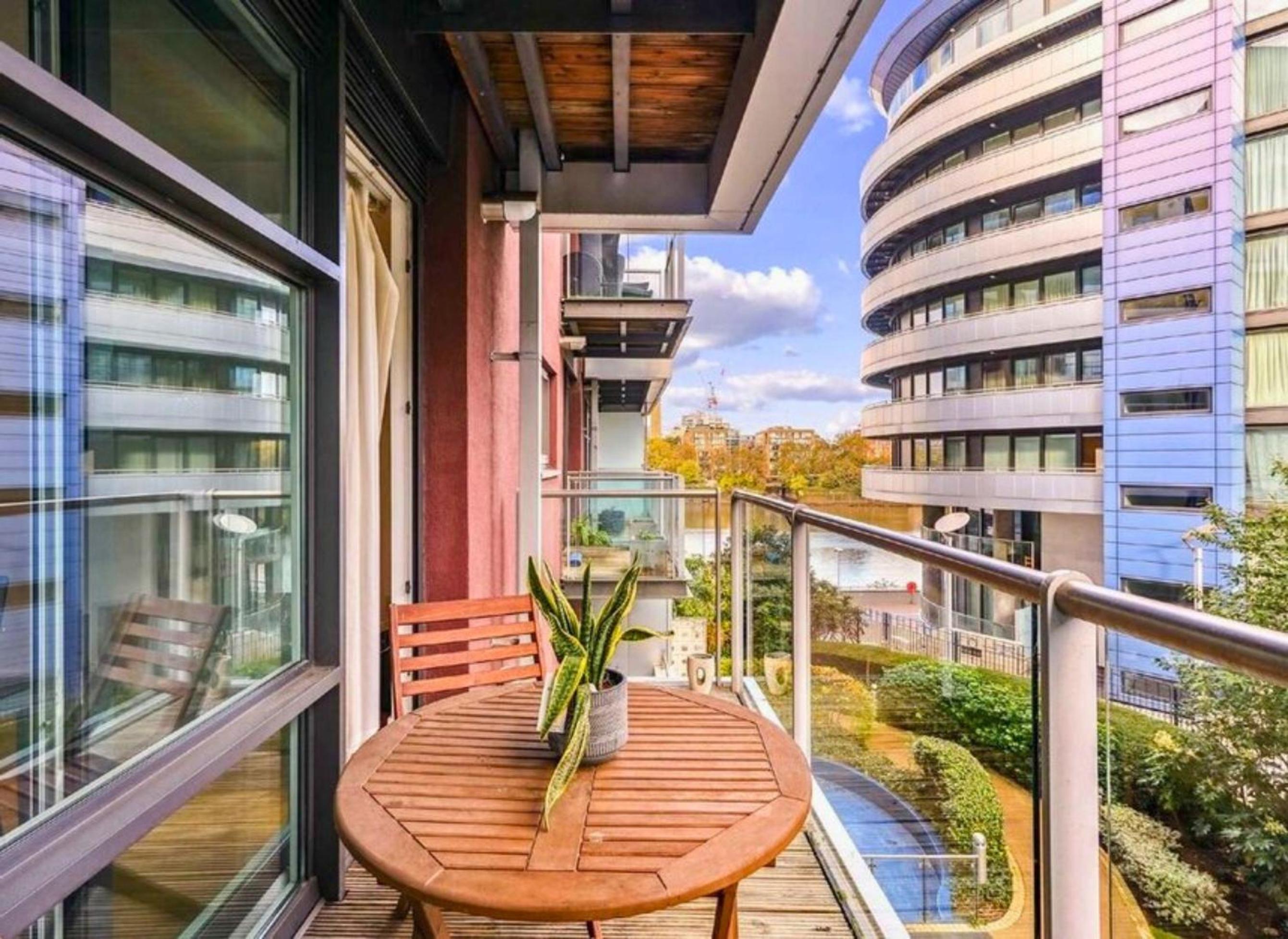 Battersea Power Station 2Bed 2Bath, Riverside Balcony Terrace, AC, 1000MB internet speed