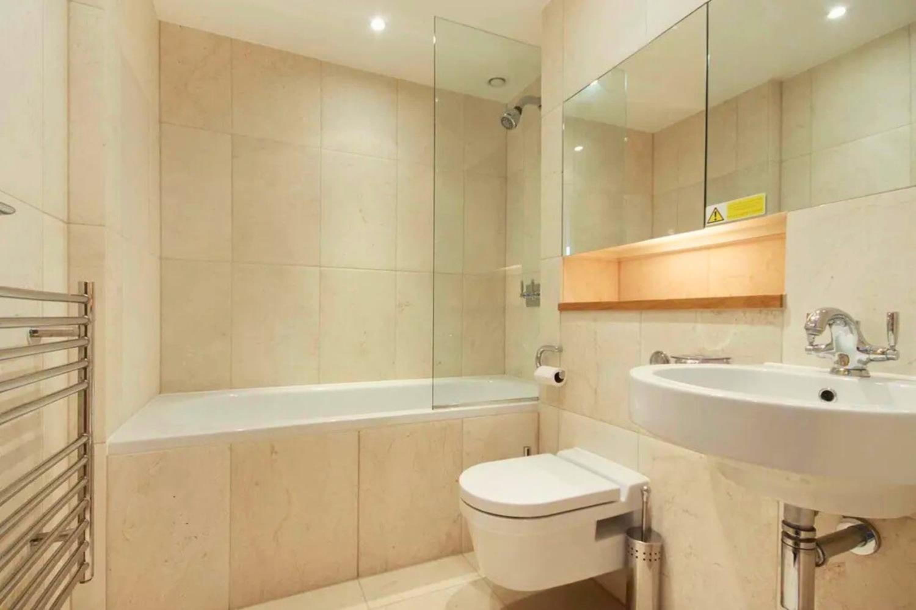 Battersea Power Station 2Bed 2Bath, Riverside Balcony Terrace, AC, 1000MB internet speed