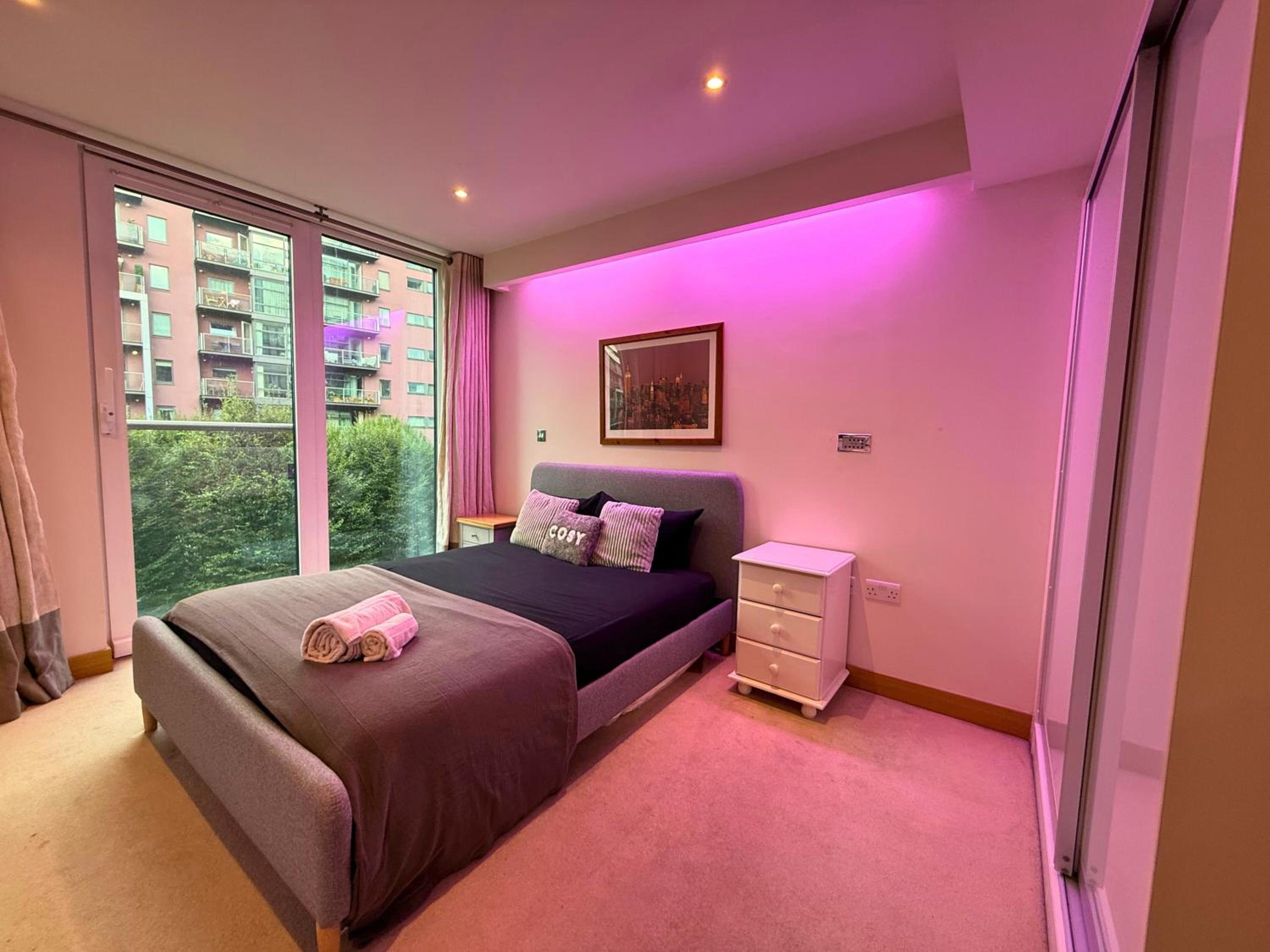 Battersea Power Station 2Bed 2Bath, Riverside Balcony Terrace, AC, 1000MB internet speed