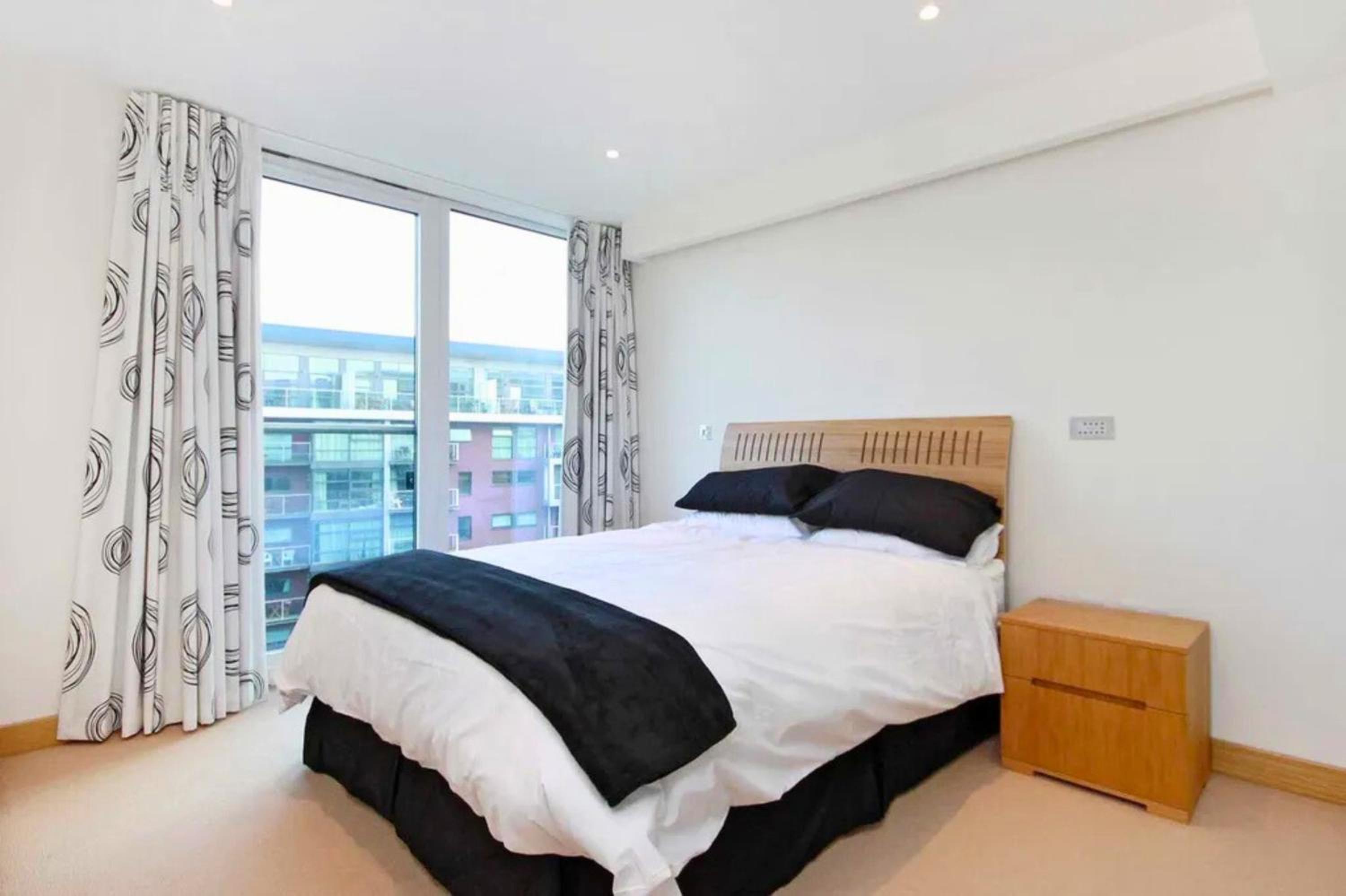 Battersea Power Station 2Bed 2Bath, Riverside Balcony Terrace, AC, 1000MB internet speed