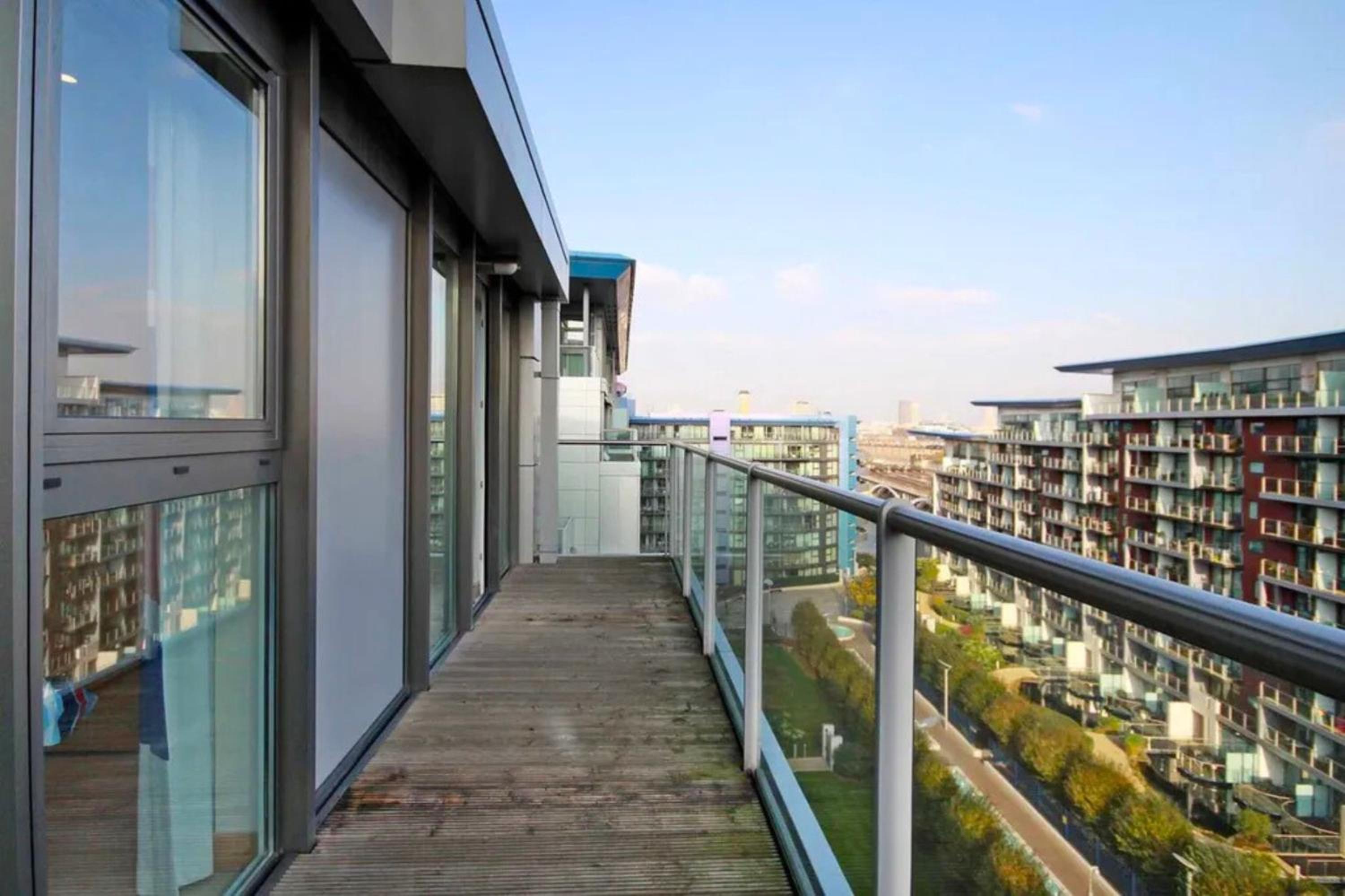 Battersea Power Station 2Bed 2Bath, Riverside Balcony Terrace, AC, 1000MB internet speed