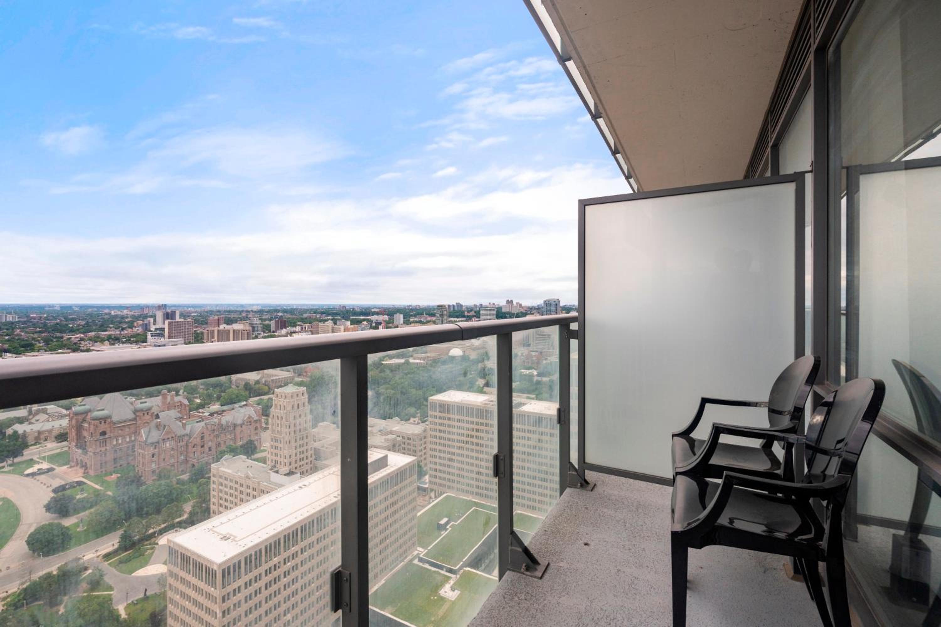 3 BR Panoramas Lake Ontario and CN Tower View