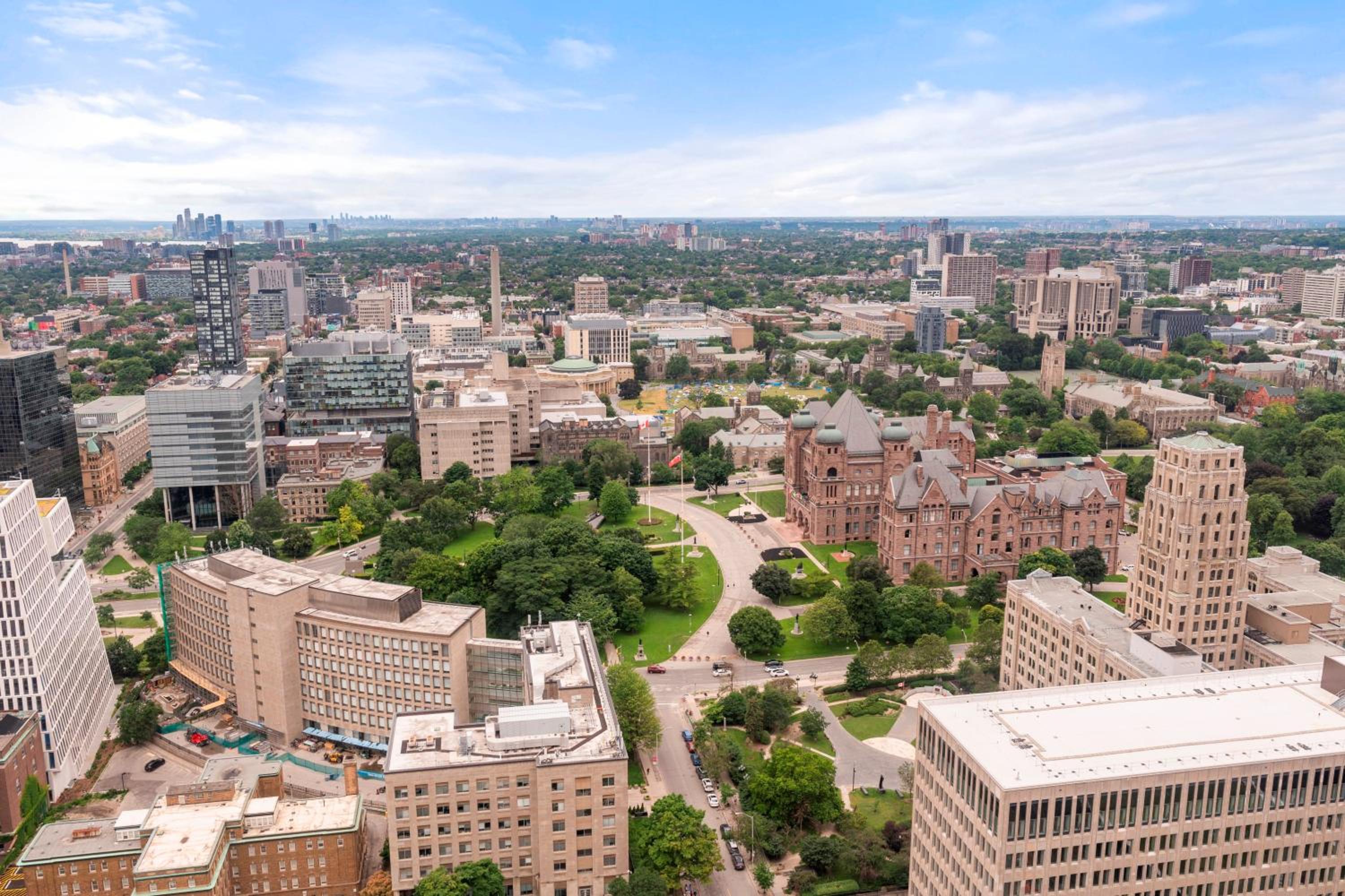 3 BR Panoramas Lake Ontario and CN Tower View