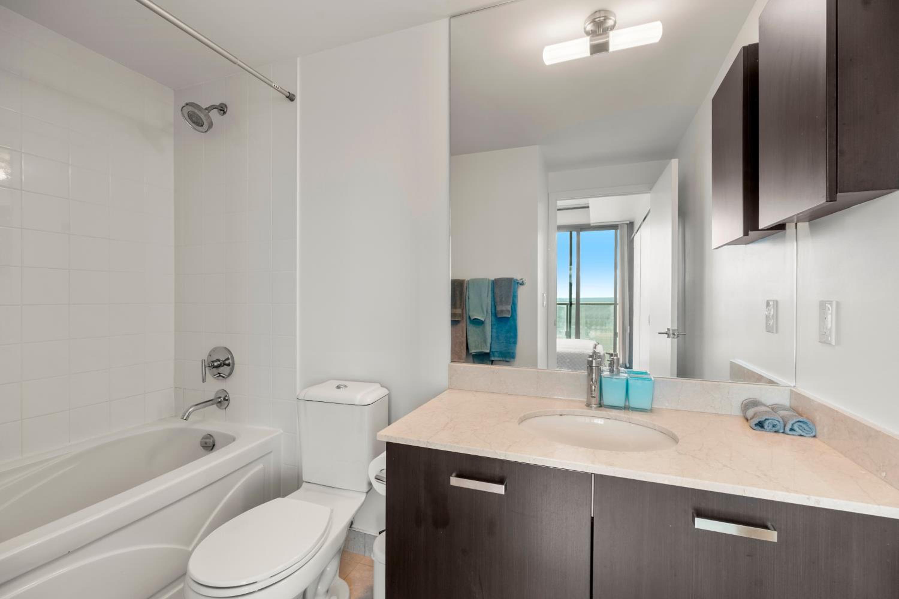 3 BR Panoramas Lake Ontario and CN Tower View