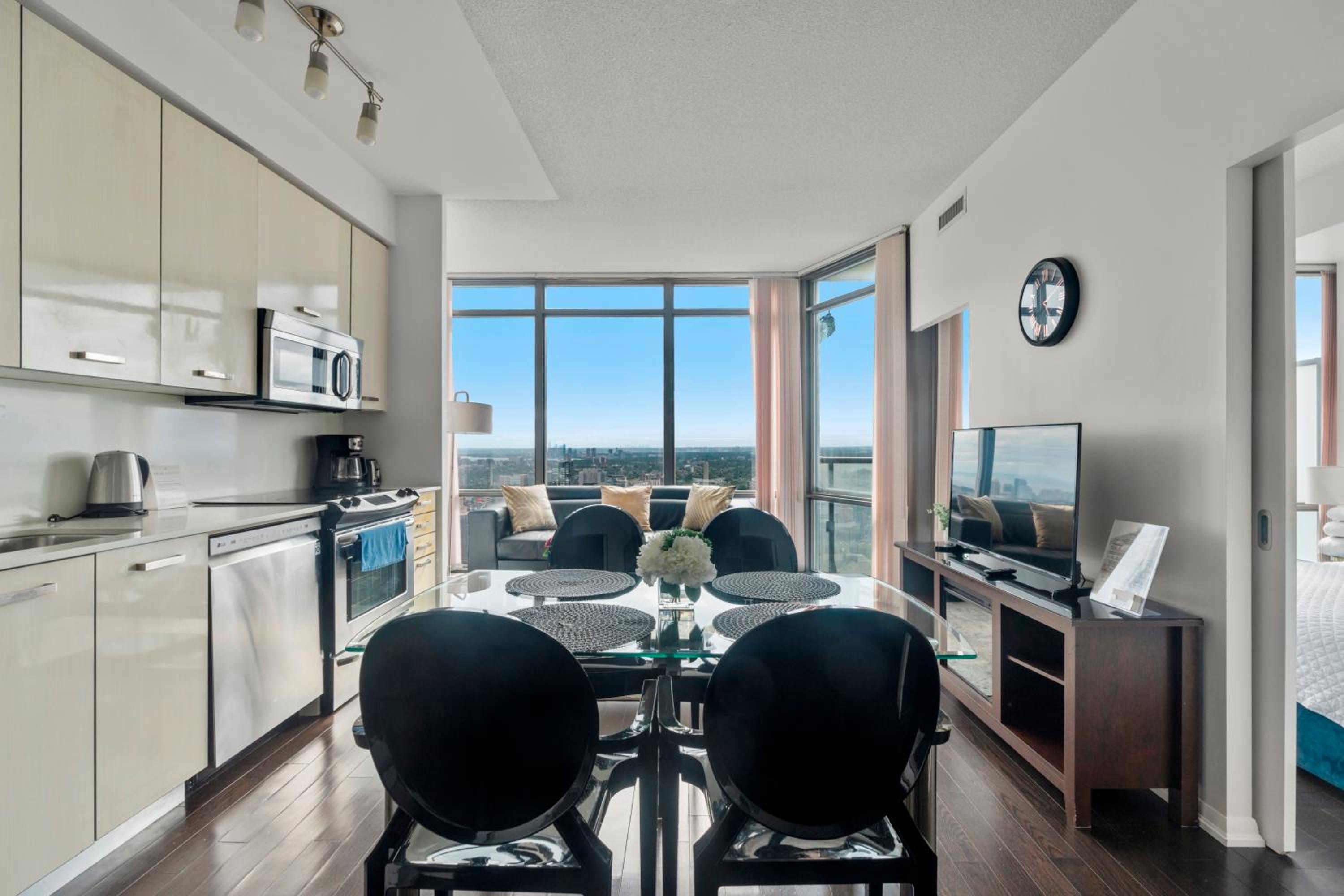 3 BR Panoramas Lake Ontario and CN Tower View