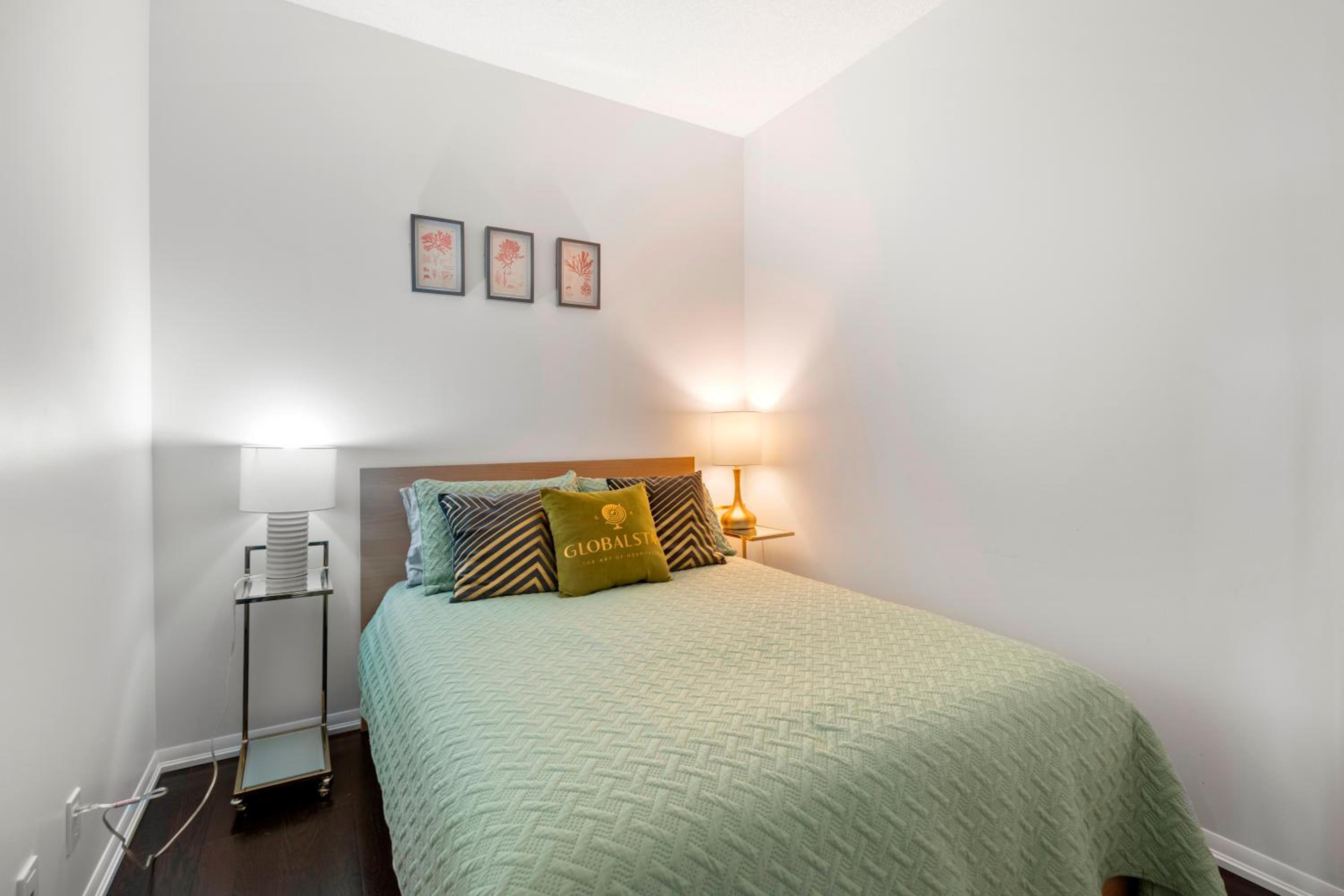 3 BR Panoramas Lake Ontario and CN Tower View