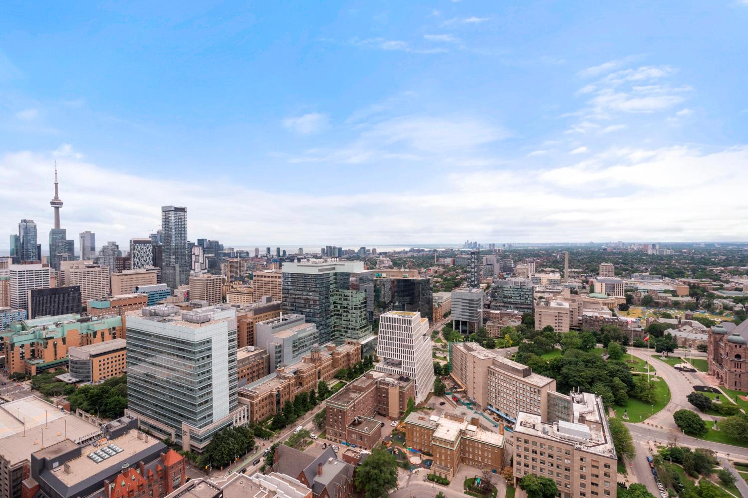 3 BR Panoramas Lake Ontario and CN Tower View