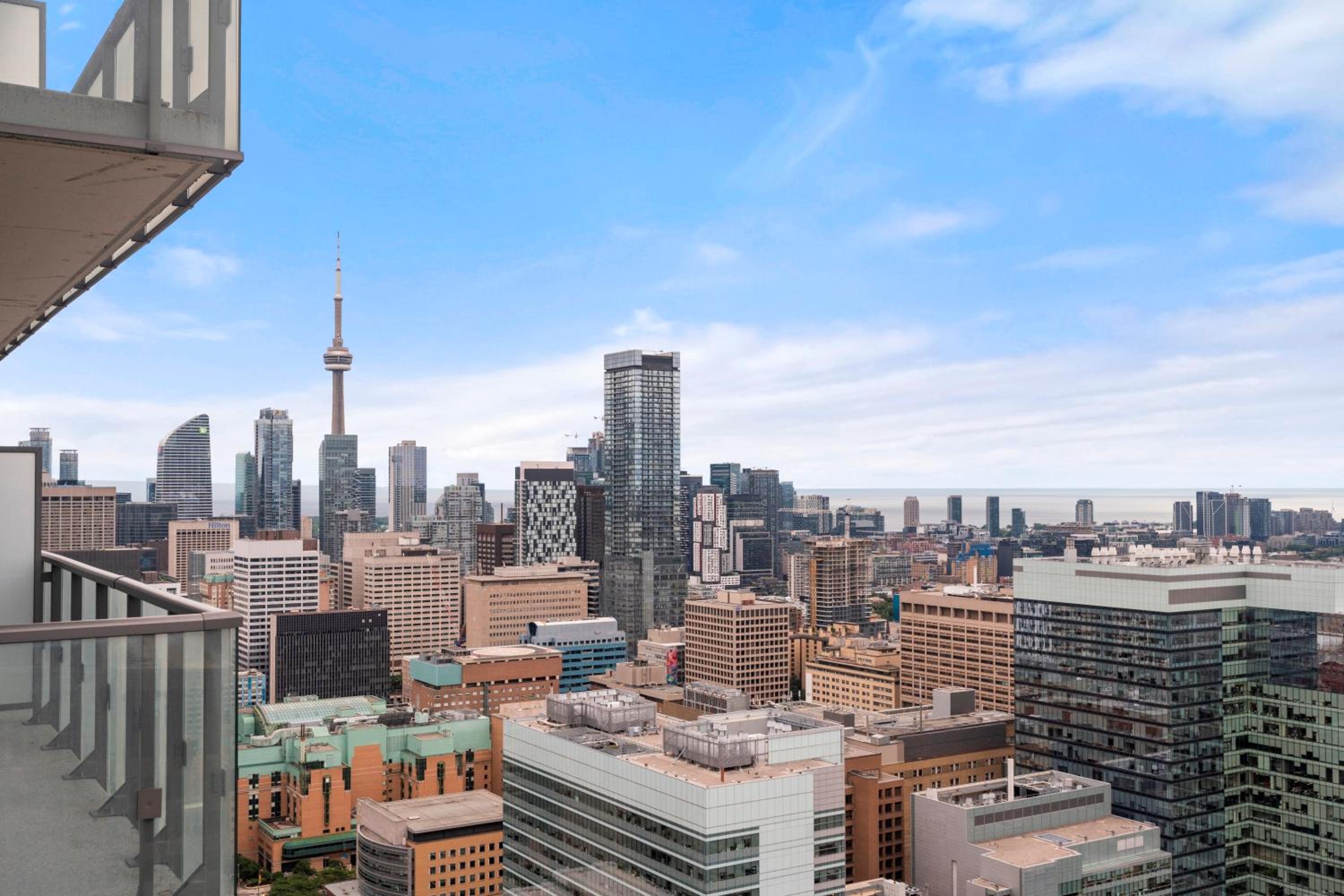 3 BR Panoramas Lake Ontario and CN Tower View
